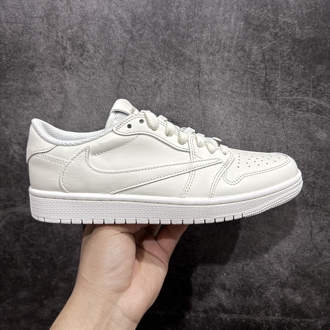 【顶级原厂版】Travis Scott x Air Jordan AJ1 Low OG SP TS联名倒钩低帮 亲友限定 纯白 TD1228-111n圈内最强倒钩系列 高端零售特供批次 产品品控稳定性领先行业 各方面均可对飙L版 良心定价不杀猪 SZ原厂全套原楦原纸板冲刀磨具开发 原厂皮料加持 原厂港宝加持定型后跟R度完美 同源原厂电绣 鬼脸飞翼针数密度立体效果一致 百分百一致原鞋 原厂拉帮工艺 针距密度一致 后跟弧度收口自然不对折 极致一眼正品既视感 进口玻璃冲刀皮料裁剪零毛边 全鞋电脑针车工艺 品控清洁度最高QC检验标准 免检产品 原厂订购鞋盒、鞋标、防尘纸、鞋撑、鞋带 追求极致的原厂味道SIZE：40 40.5 41 42 42.5 43 44 44.5 45 46 47.5 编码：XC420450-莆田鞋批发中心