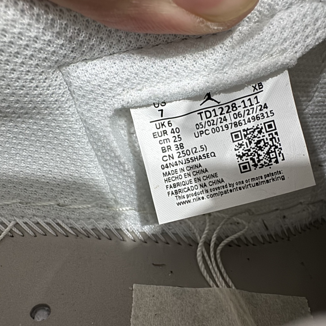 图片[8]-【顶级原厂版】Travis Scott x Air Jordan AJ1 Low OG SP TS联名倒钩低帮 亲友限定 纯白 TD1228-111n圈内最强倒钩系列 高端零售特供批次 产品品控稳定性领先行业 各方面均可对飙L版 良心定价不杀猪 SZ原厂全套原楦原纸板冲刀磨具开发 原厂皮料加持 原厂港宝加持定型后跟R度完美 同源原厂电绣 鬼脸飞翼针数密度立体效果一致 百分百一致原鞋 原厂拉帮工艺 针距密度一致 后跟弧度收口自然不对折 极致一眼正品既视感 进口玻璃冲刀皮料裁剪零毛边 全鞋电脑针车工艺 品控清洁度最高QC检验标准 免检产品 原厂订购鞋盒、鞋标、防尘纸、鞋撑、鞋带 追求极致的原厂味道SIZE：40 40.5 41 42 42.5 43 44 44.5 45 46 47.5 编码：XC420450-莆田鞋批发中心