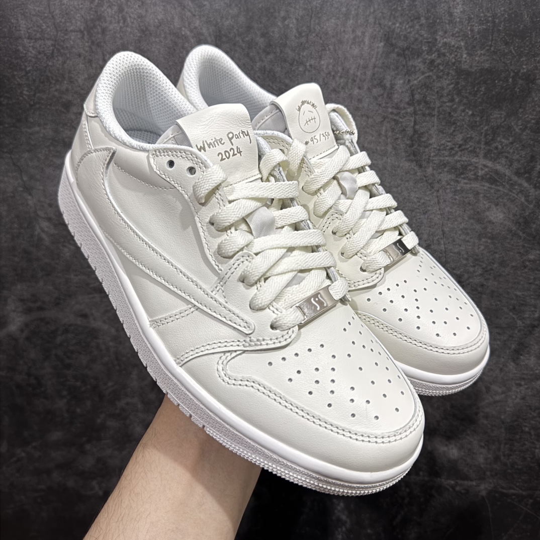 【顶级原厂版】Travis Scott x Air Jordan AJ1 Low OG SP TS联名倒钩低帮 亲友限定 纯白 TD1228-111n圈内最强倒钩系列 高端零售特供批次 产品品控稳定性领先行业 各方面均可对飙L版 良心定价不杀猪 SZ原厂全套原楦原纸板冲刀磨具开发 原厂皮料加持 原厂港宝加持定型后跟R度完美 同源原厂电绣 鬼脸飞翼针数密度立体效果一致 百分百一致原鞋 原厂拉帮工艺 针距密度一致 后跟弧度收口自然不对折 极致一眼正品既视感 进口玻璃冲刀皮料裁剪零毛边 全鞋电脑针车工艺 品控清洁度最高QC检验标准 免检产品 原厂订购鞋盒、鞋标、防尘纸、鞋撑、鞋带 追求极致的原厂味道SIZE：40 40.5 41 42 42.5 43 44 44.5 45 46 47.5 编码：XC420450-莆田鞋批发中心