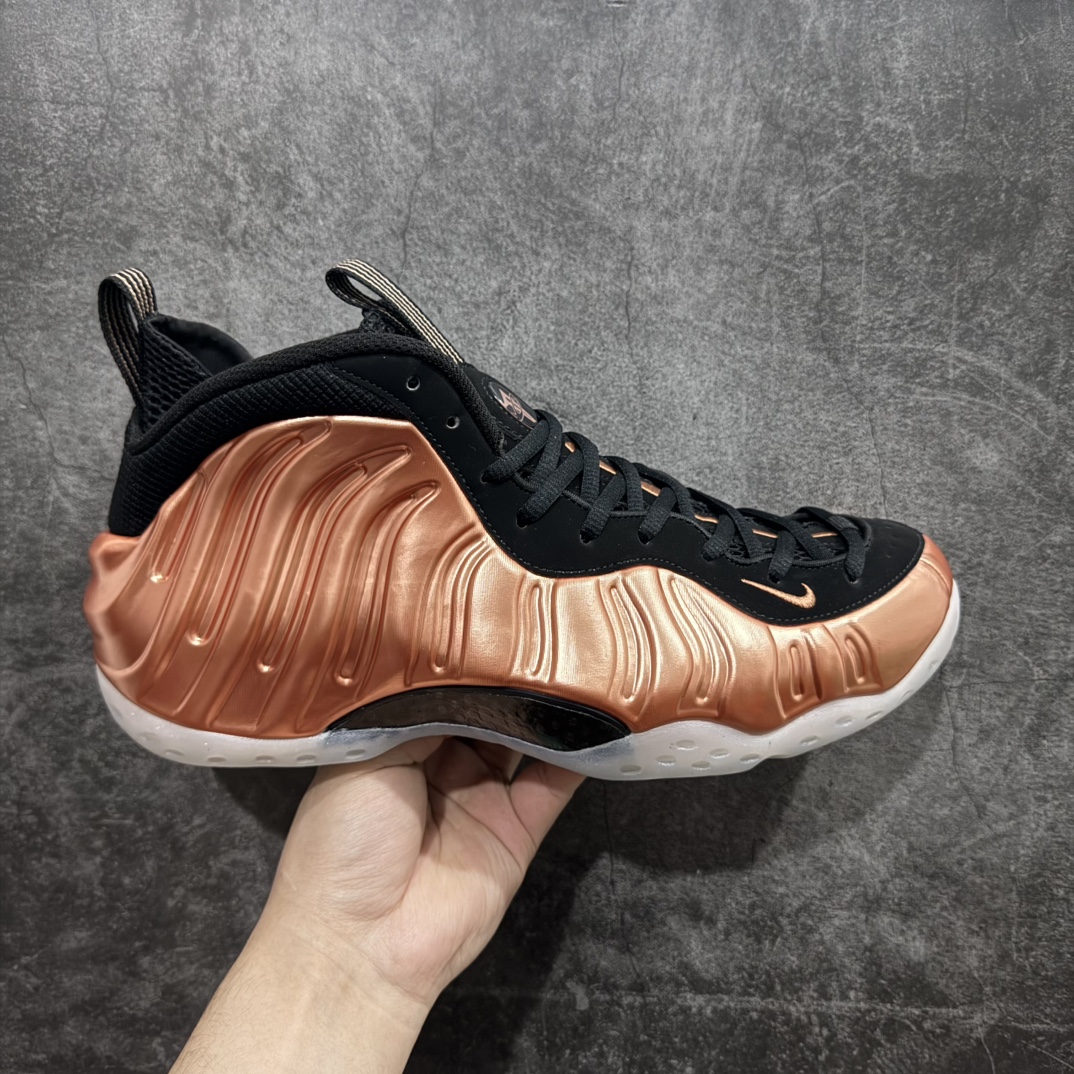 【莞产纯原】NK Air Foamposite Pro 2024新铜喷 喷泡系列FZ9902-001nn莞产原底面 公司渠道同模具 鞋型发泡360度无死角 双层Zoom气垫植入 中底完美注胶 搭载原厂碳纤维材质n诞生于1997年的NK Air Foamposite系列可以说是整个球鞋历史上最为经典的系列之一 也就是我们常说的“喷”和“泡” 其中“喷”由Foamposite One代言人Penny的英文音译而来 而“泡”则来源于另一款鞋型 Foamposite Pro中\”pro\”的音译 在诞生初期 由于高昂的造价以及超前的外形 Foamposite系列的反对者不在少数 甚至有人认为这款鞋会毁掉整个球鞋行业 但事实证明这双灵感来自于甲虫 自带“黑科技”鞋面以及双层Zoom+大块碳板的太空球鞋不仅受到了大众的接受与追捧 并且成功的影响了篮球鞋的发展SIZE：38.5 39 40 40.5 41 42 42.5 43 44 44.5 45 46 编码：HY580600-莆田鞋批发中心