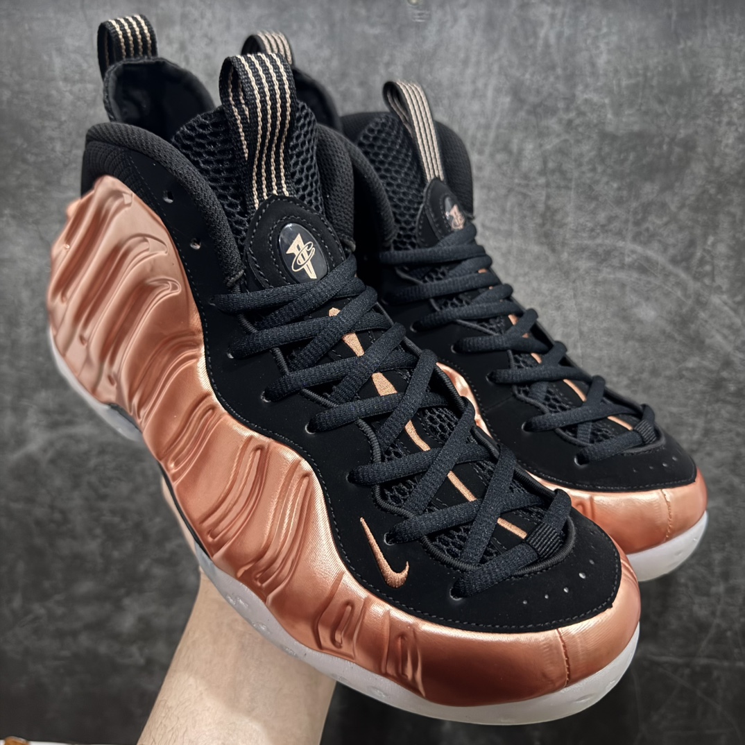 【莞产纯原】NK Air Foamposite Pro 2024新铜喷 喷泡系列FZ9902-001nn莞产原底面 公司渠道同模具 鞋型发泡360度无死角 双层Zoom气垫植入 中底完美注胶 搭载原厂碳纤维材质n诞生于1997年的NK Air Foamposite系列可以说是整个球鞋历史上最为经典的系列之一 也就是我们常说的“喷”和“泡” 其中“喷”由Foamposite One代言人Penny的英文音译而来 而“泡”则来源于另一款鞋型 Foamposite Pro中\”pro\”的音译 在诞生初期 由于高昂的造价以及超前的外形 Foamposite系列的反对者不在少数 甚至有人认为这款鞋会毁掉整个球鞋行业 但事实证明这双灵感来自于甲虫 自带“黑科技”鞋面以及双层Zoom+大块碳板的太空球鞋不仅受到了大众的接受与追捧 并且成功的影响了篮球鞋的发展SIZE：38.5 39 40 40.5 41 42 42.5 43 44 44.5 45 46 编码：HY580600-莆田鞋批发中心