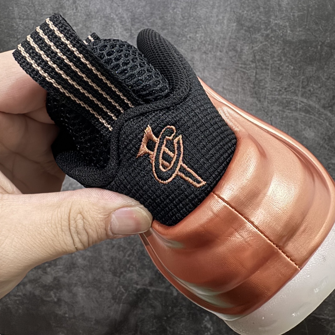 图片[2]-【莞产纯原】NK Air Foamposite Pro 2024新铜喷 喷泡系列FZ9902-001nn莞产原底面 公司渠道同模具 鞋型发泡360度无死角 双层Zoom气垫植入 中底完美注胶 搭载原厂碳纤维材质n诞生于1997年的NK Air Foamposite系列可以说是整个球鞋历史上最为经典的系列之一 也就是我们常说的“喷”和“泡” 其中“喷”由Foamposite One代言人Penny的英文音译而来 而“泡”则来源于另一款鞋型 Foamposite Pro中\”pro\”的音译 在诞生初期 由于高昂的造价以及超前的外形 Foamposite系列的反对者不在少数 甚至有人认为这款鞋会毁掉整个球鞋行业 但事实证明这双灵感来自于甲虫 自带“黑科技”鞋面以及双层Zoom+大块碳板的太空球鞋不仅受到了大众的接受与追捧 并且成功的影响了篮球鞋的发展SIZE：38.5 39 40 40.5 41 42 42.5 43 44 44.5 45 46 编码：HY580600-莆田鞋批发中心