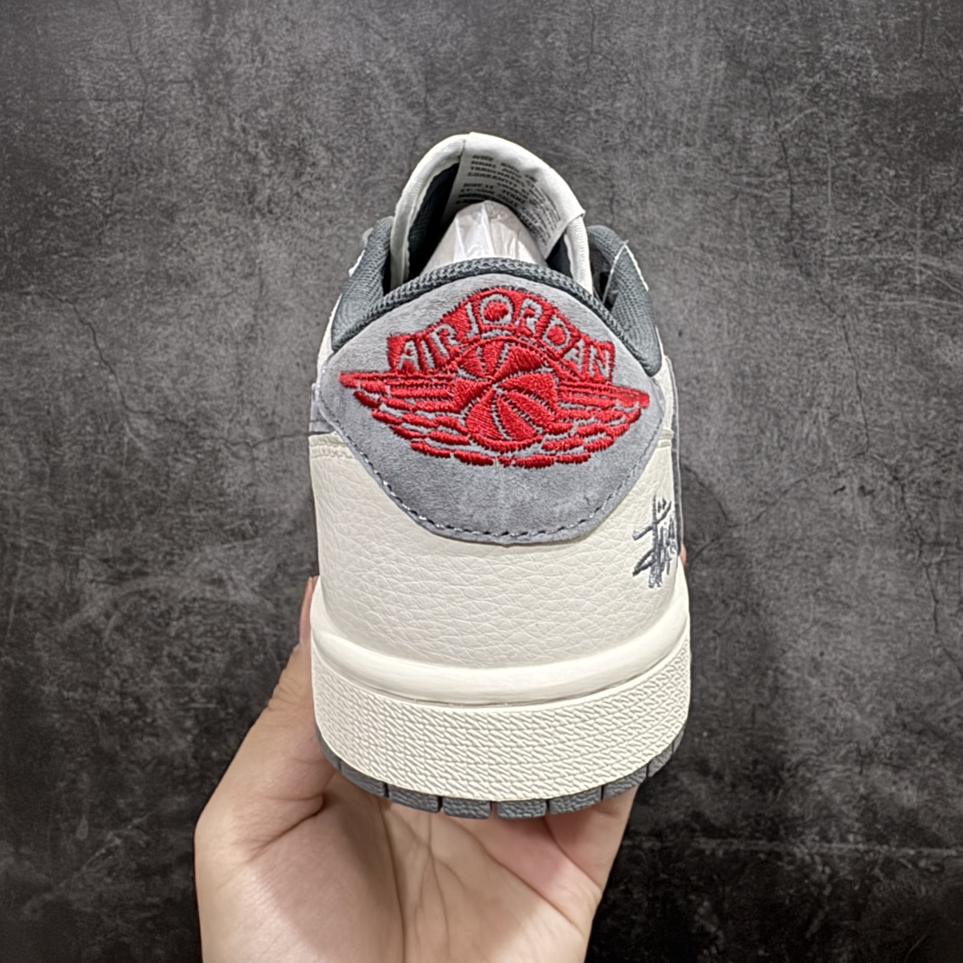 图片[4]-【定制版】Travis Scott x Nike Air Jordan 1 Low x StussynAir Jordan 1 Low 反转米灰小钩倒钩 纯原版本n全鞋采用原装头层皮，用料扎实 精雕细琢n鞋型极致还原 飞翼3D打印改良 深度立体四线中底拉帮皮料选材 钢印 背胶一应俱全 全新批次 原装原模大底全鞋原厂定制皮料，手感细腻正确折边工艺 完美细节诠释 官方货号：XZ6868 001 Size：36 36.5 37.5 38 38.5 39 40 40.5 41 42 42.5 43 44 44.5 45 编码：HXS320340-莆田鞋批发中心