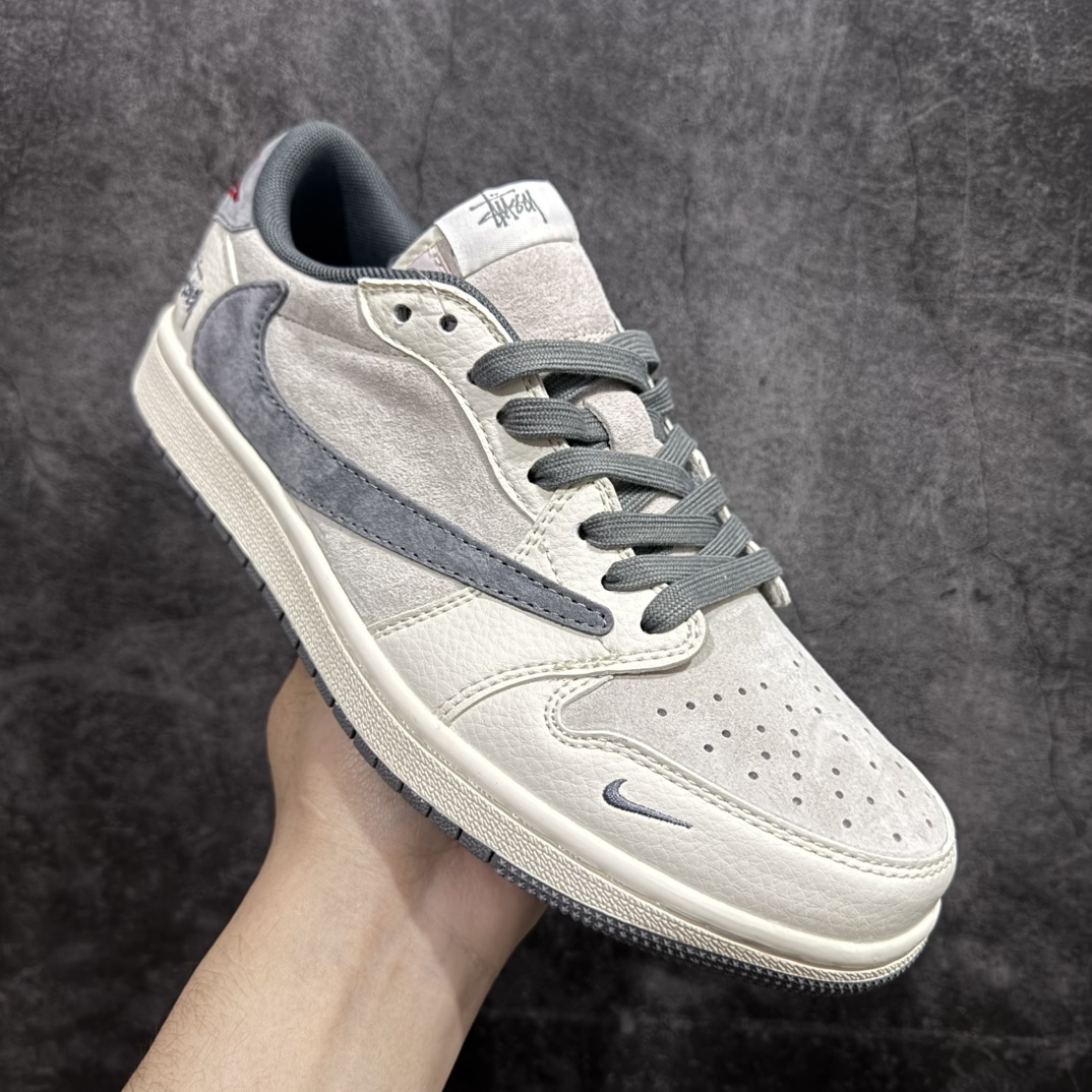 图片[3]-【定制版】Travis Scott x Nike Air Jordan 1 Low x StussynAir Jordan 1 Low 反转米灰小钩倒钩 纯原版本n全鞋采用原装头层皮，用料扎实 精雕细琢n鞋型极致还原 飞翼3D打印改良 深度立体四线中底拉帮皮料选材 钢印 背胶一应俱全 全新批次 原装原模大底全鞋原厂定制皮料，手感细腻正确折边工艺 完美细节诠释 官方货号：XZ6868 001 Size：36 36.5 37.5 38 38.5 39 40 40.5 41 42 42.5 43 44 44.5 45 编码：HXS320340-莆田鞋批发中心