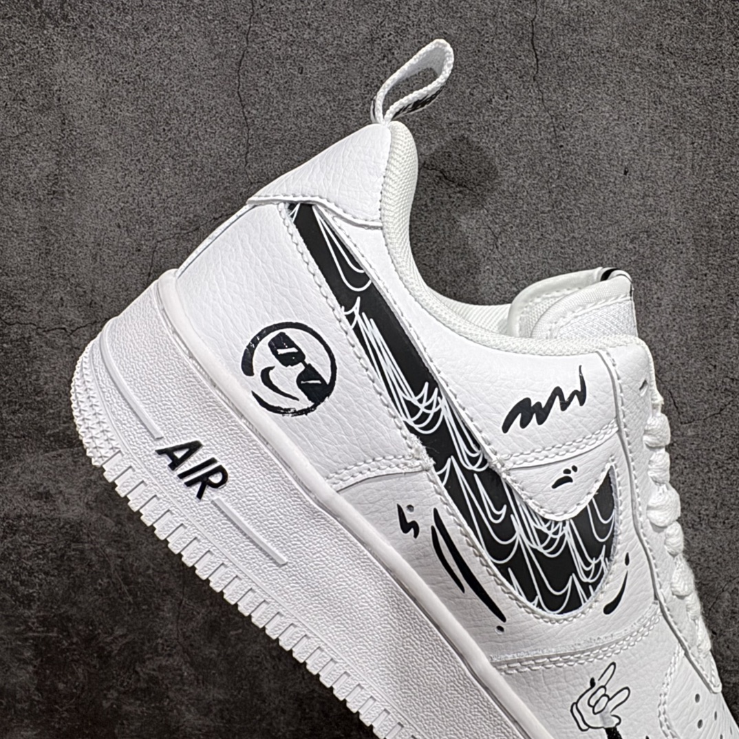 图片[7]-【公司级】Nk Air Force 1\’07 Low \”Smiley Face\” 耐克笑脸 空军一号低帮休闲运动板鞋 FB8971-020rn#耐克笑脸由一个简单的勾号和两点组成，像是一张正在微笑的脸。那流畅的线条勾勒出一种简洁而又极具感染力的形象。当阳光洒在海报上，耐克笑脸仿佛被赋予了生命，那笑容更加灿烂，仿佛在向每一个路过的人传递着积极与活力r 尺码：36 36.5 37.5 38 38.5 39 40 40.5 41 42 42.5 43 44 44.5 45  编码：HXS290300-莆田鞋批发中心