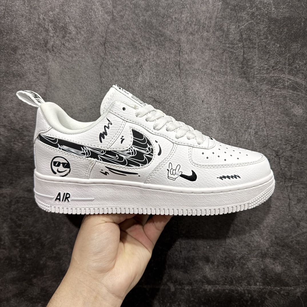 【公司级】Nk Air Force 1\’07 Low \”Smiley Face\” 耐克笑脸 空军一号低帮休闲运动板鞋 FB8971-020rn#耐克笑脸由一个简单的勾号和两点组成，像是一张正在微笑的脸。那流畅的线条勾勒出一种简洁而又极具感染力的形象。当阳光洒在海报上，耐克笑脸仿佛被赋予了生命，那笑容更加灿烂，仿佛在向每一个路过的人传递着积极与活力r 尺码：36 36.5 37.5 38 38.5 39 40 40.5 41 42 42.5 43 44 44.5 45  编码：HXS290300-莆田鞋批发中心