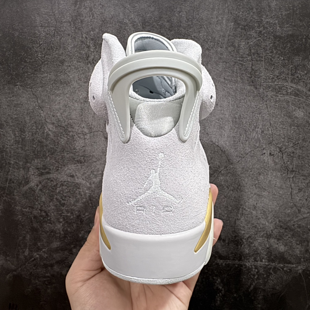 图片[4]-【纯原福利】Air Jordan 6 “Paris Olympics”巴黎奥运会n鞋款融合了纯白金、冰川蓝、金属金和椰奶色为配色方案，以优质的材料组合。鞋带锁、中底、飞人鞋舌品牌和鞋跟扰流板均采用华丽的金属金元素，以提升其吸引力，这也是对2024年奥运会的特别致敬将增加一种独特的方式，再加上半透明的水晶外底来包裹设计。鞋款将推出女生尺码售价200美元，学龄前尺码售价90美元，幼儿尺码售价75美元，将为巴黎奥运会举办一场时尚的鞋款庆典。nAir Jordan 6 “Paris Olympics” 货号：DQ4914-074n码数：40-47.5 编码：777230250-莆田鞋批发中心