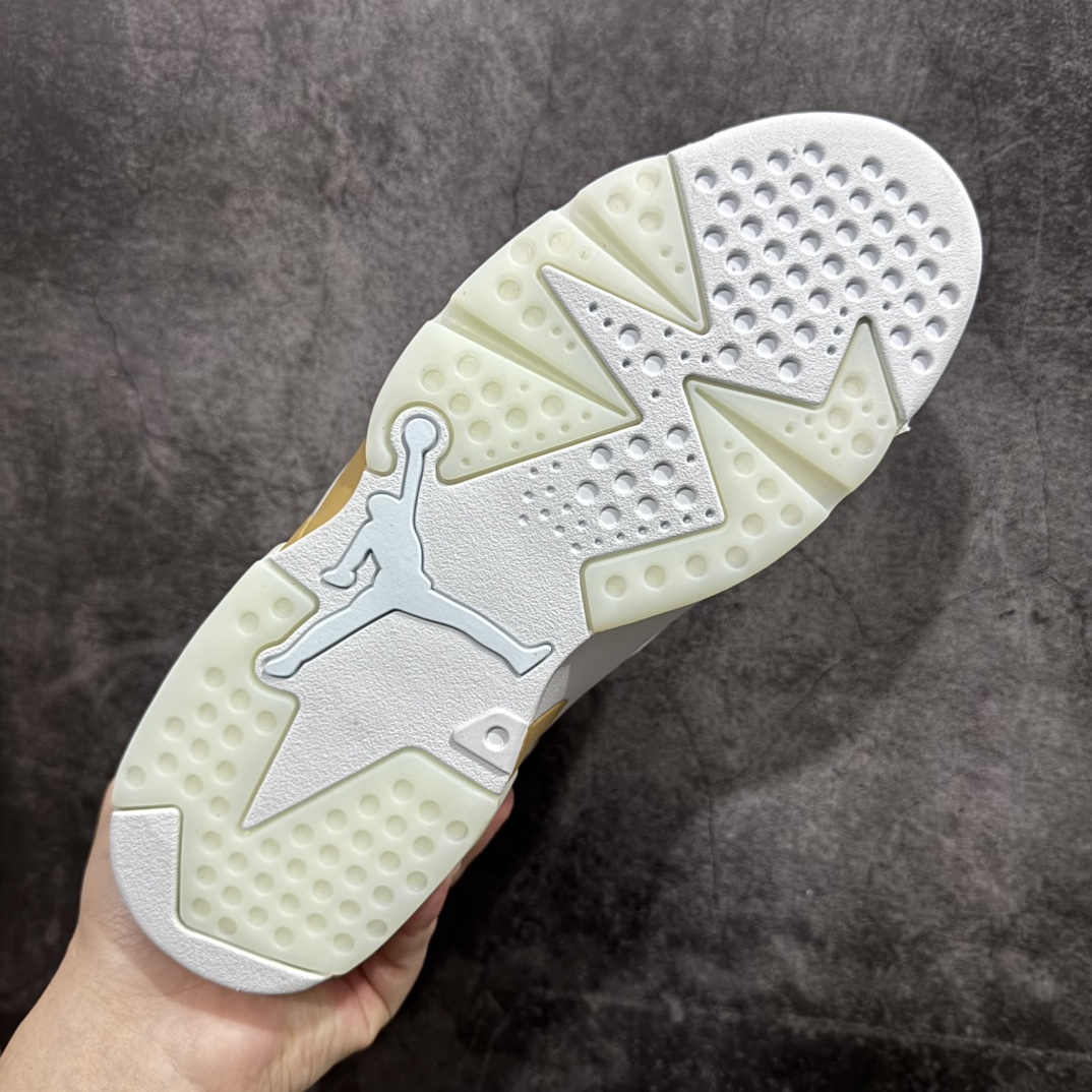 图片[9]-【纯原福利】Air Jordan 6 “Paris Olympics”巴黎奥运会n鞋款融合了纯白金、冰川蓝、金属金和椰奶色为配色方案，以优质的材料组合。鞋带锁、中底、飞人鞋舌品牌和鞋跟扰流板均采用华丽的金属金元素，以提升其吸引力，这也是对2024年奥运会的特别致敬将增加一种独特的方式，再加上半透明的水晶外底来包裹设计。鞋款将推出女生尺码售价200美元，学龄前尺码售价90美元，幼儿尺码售价75美元，将为巴黎奥运会举办一场时尚的鞋款庆典。nAir Jordan 6 “Paris Olympics” 货号：DQ4914-074n码数：40-47.5 编码：777230250-莆田鞋批发中心