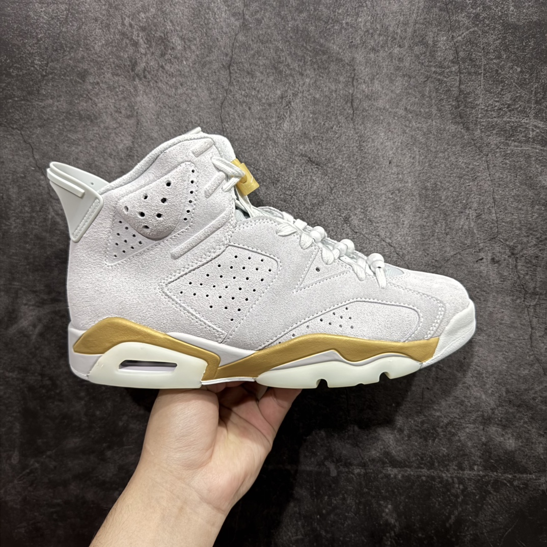 【纯原福利】Air Jordan 6 “Paris Olympics”巴黎奥运会n鞋款融合了纯白金、冰川蓝、金属金和椰奶色为配色方案，以优质的材料组合。鞋带锁、中底、飞人鞋舌品牌和鞋跟扰流板均采用华丽的金属金元素，以提升其吸引力，这也是对2024年奥运会的特别致敬将增加一种独特的方式，再加上半透明的水晶外底来包裹设计。鞋款将推出女生尺码售价200美元，学龄前尺码售价90美元，幼儿尺码售价75美元，将为巴黎奥运会举办一场时尚的鞋款庆典。nAir Jordan 6 “Paris Olympics” 货号：DQ4914-074n码数：40-47.5 编码：777230250-莆田鞋批发中心