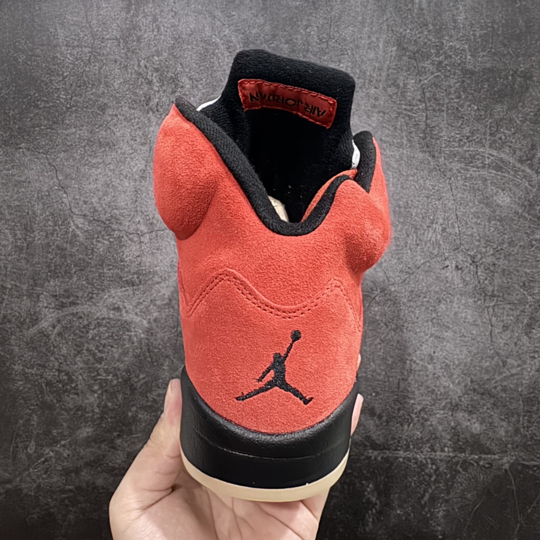 图片[4]-【纯原特价】Air Jordan 5 \”Mars For Her\”配色，致敬Spike Lee斯派克·李的绰号火星！鞋身采用红色麂皮覆盖，十分亮眼 #鞋带扣、侧面的透气网格等细节部分选用特殊的做旧氧化效果，营造出复古气息 #鞋带孔、中底等部分则选用黑色细节点缀，标志性等鲨鱼锯齿也采用红黄渐变设计，十分亮眼#鞋舌部分依旧带有3M反光效果货号：DD9336 800 尺码：36 36.5 37.5 38 38.5 39 40 40.5 41 42 42.5 43 44 44.5 45 46 编码：777230250-莆田鞋批发中心