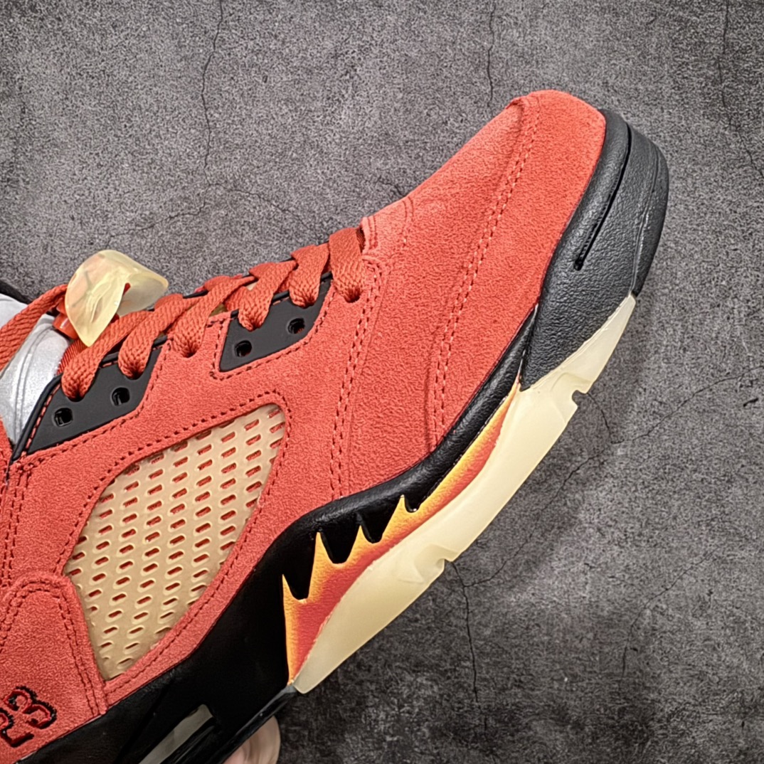 图片[6]-【纯原特价】Air Jordan 5 \”Mars For Her\”配色，致敬Spike Lee斯派克·李的绰号火星！鞋身采用红色麂皮覆盖，十分亮眼 #鞋带扣、侧面的透气网格等细节部分选用特殊的做旧氧化效果，营造出复古气息 #鞋带孔、中底等部分则选用黑色细节点缀，标志性等鲨鱼锯齿也采用红黄渐变设计，十分亮眼#鞋舌部分依旧带有3M反光效果货号：DD9336 800 尺码：36 36.5 37.5 38 38.5 39 40 40.5 41 42 42.5 43 44 44.5 45 46 编码：777230250-莆田鞋批发中心