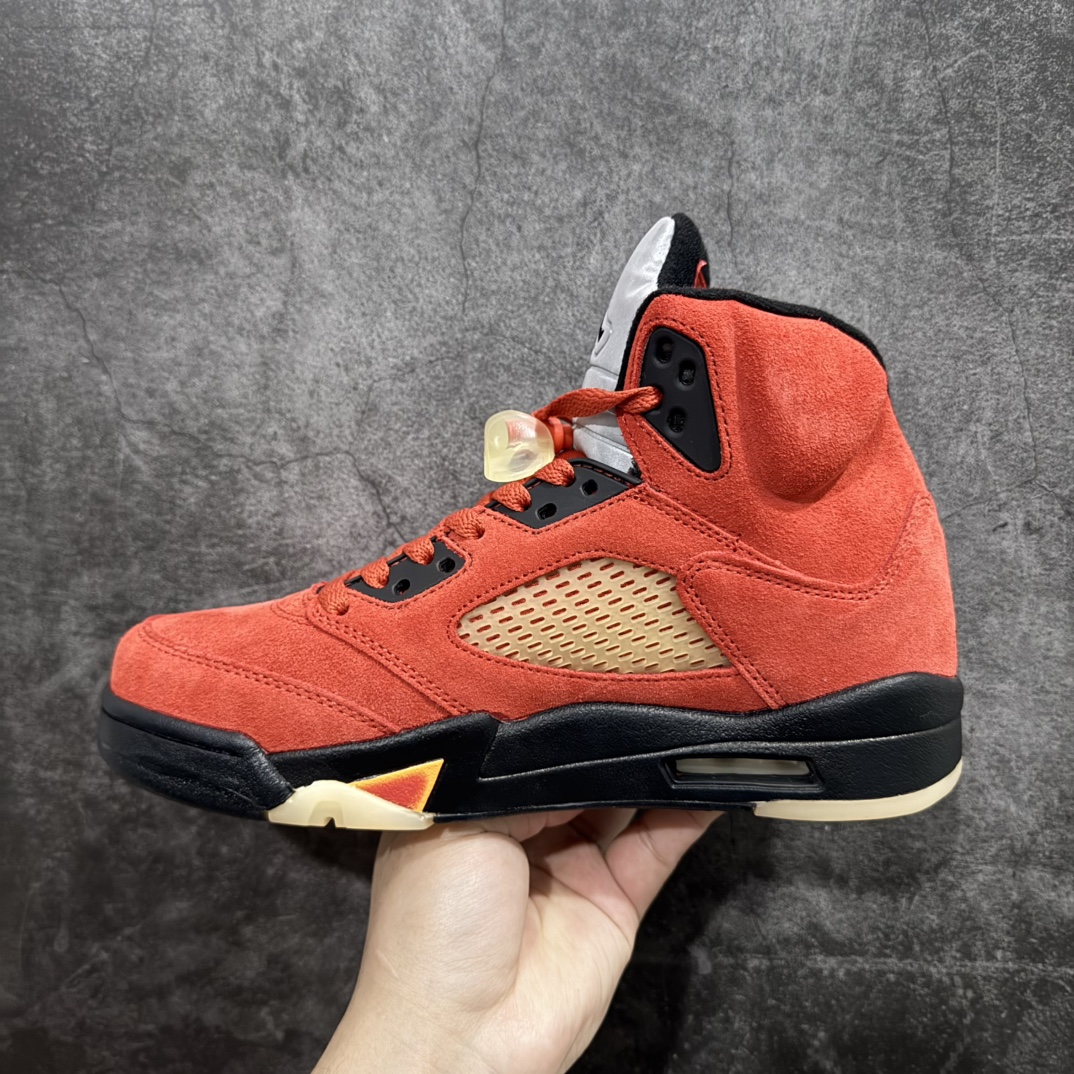 图片[2]-【纯原特价】Air Jordan 5 \”Mars For Her\”配色，致敬Spike Lee斯派克·李的绰号火星！鞋身采用红色麂皮覆盖，十分亮眼 #鞋带扣、侧面的透气网格等细节部分选用特殊的做旧氧化效果，营造出复古气息 #鞋带孔、中底等部分则选用黑色细节点缀，标志性等鲨鱼锯齿也采用红黄渐变设计，十分亮眼#鞋舌部分依旧带有3M反光效果货号：DD9336 800 尺码：36 36.5 37.5 38 38.5 39 40 40.5 41 42 42.5 43 44 44.5 45 46 编码：777230250-莆田鞋批发中心