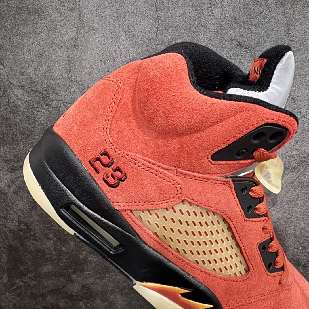 图片[7]-【纯原特价】Air Jordan 5 \”Mars For Her\”配色，致敬Spike Lee斯派克·李的绰号火星！鞋身采用红色麂皮覆盖，十分亮眼 #鞋带扣、侧面的透气网格等细节部分选用特殊的做旧氧化效果，营造出复古气息 #鞋带孔、中底等部分则选用黑色细节点缀，标志性等鲨鱼锯齿也采用红黄渐变设计，十分亮眼#鞋舌部分依旧带有3M反光效果货号：DD9336 800 尺码：36 36.5 37.5 38 38.5 39 40 40.5 41 42 42.5 43 44 44.5 45 46 编码：777230250-莆田鞋批发中心