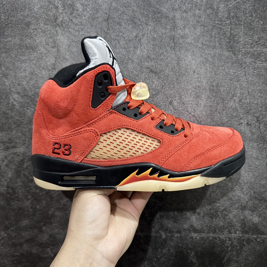 【纯原特价】Air Jordan 5 \”Mars For Her\”配色，致敬Spike Lee斯派克·李的绰号火星！鞋身采用红色麂皮覆盖，十分亮眼 #鞋带扣、侧面的透气网格等细节部分选用特殊的做旧氧化效果，营造出复古气息 #鞋带孔、中底等部分则选用黑色细节点缀，标志性等鲨鱼锯齿也采用红黄渐变设计，十分亮眼#鞋舌部分依旧带有3M反光效果货号：DD9336 800 尺码：36 36.5 37.5 38 38.5 39 40 40.5 41 42 42.5 43 44 44.5 45 46 编码：777230250-莆田鞋批发中心