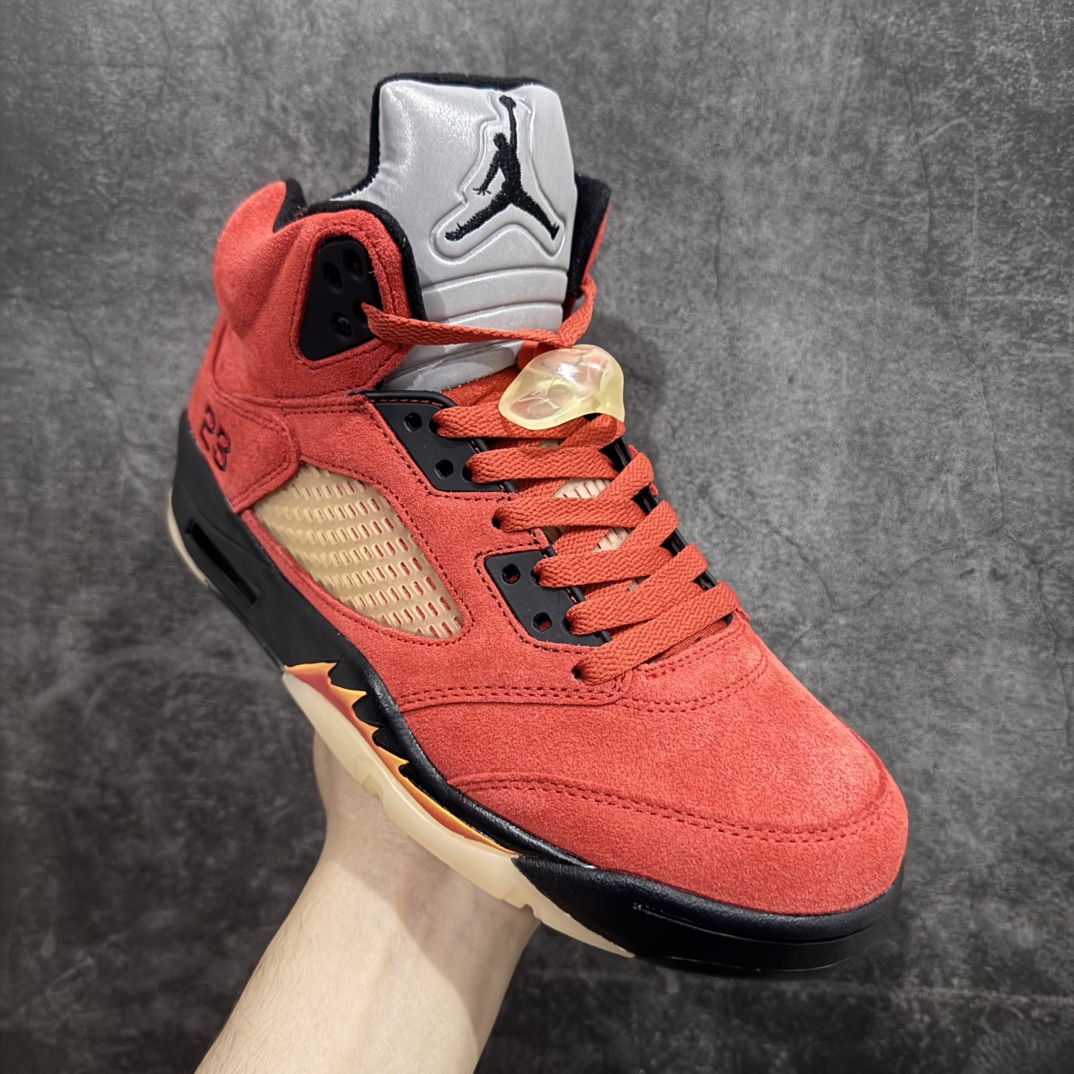 图片[3]-【纯原特价】Air Jordan 5 \”Mars For Her\”配色，致敬Spike Lee斯派克·李的绰号火星！鞋身采用红色麂皮覆盖，十分亮眼 #鞋带扣、侧面的透气网格等细节部分选用特殊的做旧氧化效果，营造出复古气息 #鞋带孔、中底等部分则选用黑色细节点缀，标志性等鲨鱼锯齿也采用红黄渐变设计，十分亮眼#鞋舌部分依旧带有3M反光效果货号：DD9336 800 尺码：36 36.5 37.5 38 38.5 39 40 40.5 41 42 42.5 43 44 44.5 45 46 编码：777230250-莆田鞋批发中心