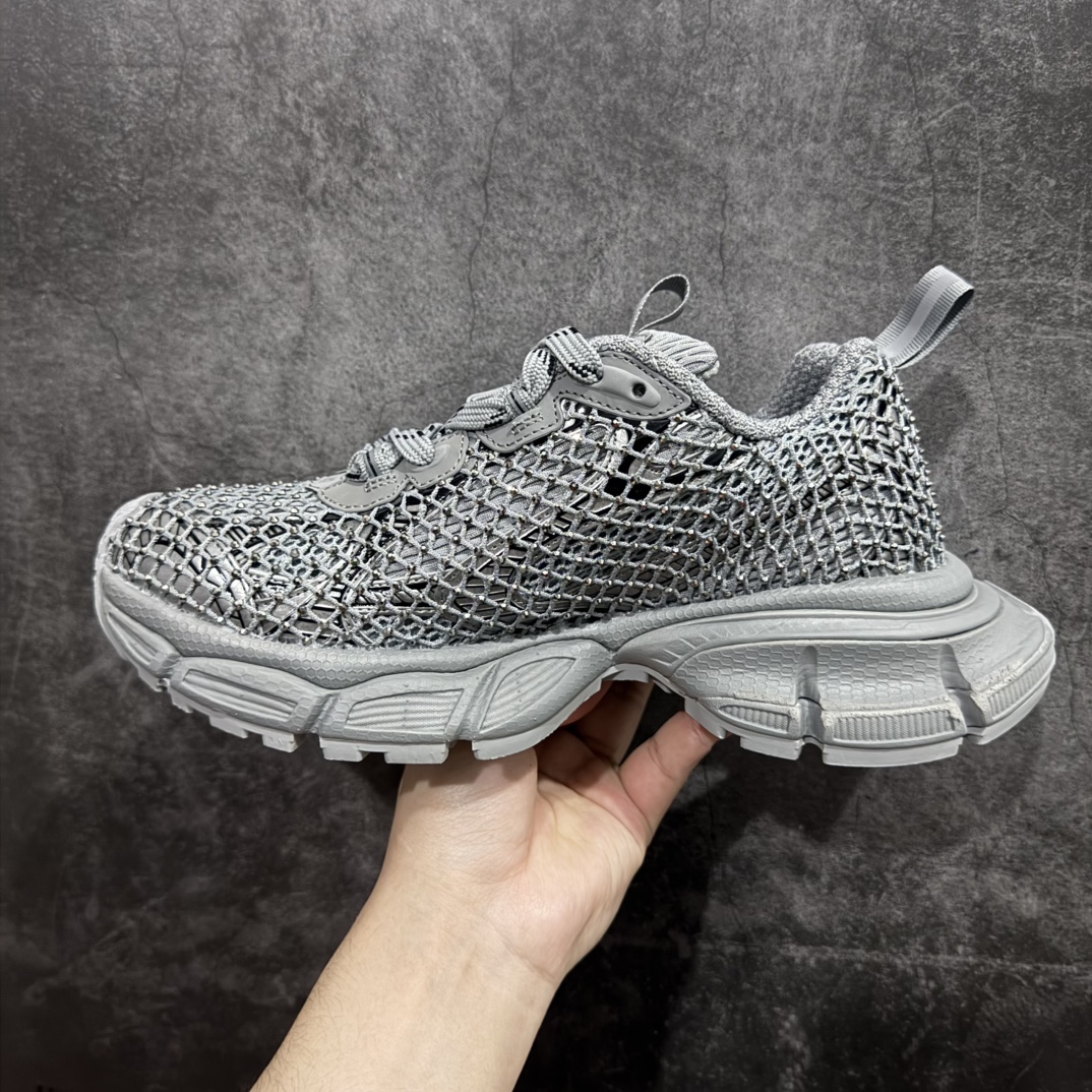 图片[2]-【OK纯原】BALENCIAGA 3XL Sneakers 巴黎世家十代网布系带低帮走秀复古老爹鞋全套原纸板楦头开发 最原汁原味的灵魂版型 全鞋荧光划线卡点 胶水把控整洁度追求极致完美 每一双都是工艺品 多重QC质检 超越公司货的品控标准 实实在在的免检产品 原盒原配 正确字体电绣 粗细、位置、大小正确 侧边TPU 透气孔匹配意产原版 正确分离大底 TPU软底 原版一致大底LOGO 立体感十足 原厂皮料水洗做旧 采购原厂网纱 不含皮革 网布材料和聚氨酯 磨损效果 鞋头边缘和后帮 Balenciaga 徽标 鞋面和后跟凸印尺码 鞋舌 3XL 橡胶品牌标识和反光细节 鞋帮拉袢和鞋舌拉祥 配反光细节 备用鞋带在鞋履前侧 可在穿着前取下 便于不同造型搭配 正常尺码  尺码：35 36 37 38 39 40 41 42 43 44 45 46 编码：DF480500-莆田鞋批发中心