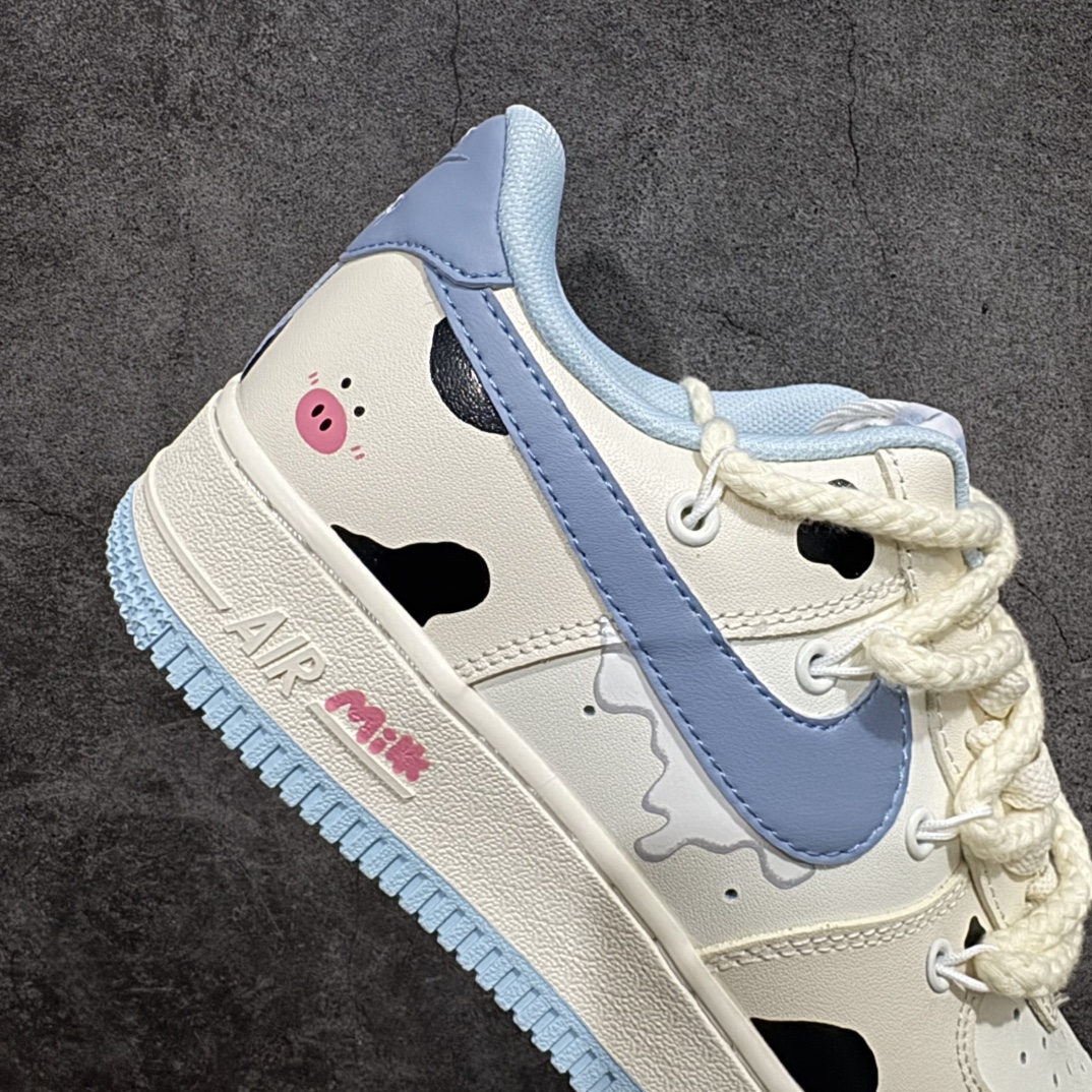 图片[7]-【公司级】Nk Air Force 1\’07 Low \”Milk Pig\” 牛奶猪猪 空军一号低帮休闲运动绑带休闲板鞋n#牛奶猪猪浑身雪白，就像刚刚挤出的牛奶一样纯净。它的耳朵总是俏皮地扑闪着，圆滚滚的身体跑起来一颠一颠的，小尾巴像个小螺旋桨，不停地打着圈儿 货号：BD7701-110 尺码：36 36.5 37.5 38 38.5 39 40 40.5 41 42 42.5 43 44 44.5 45 编码：HXS310320-莆田鞋批发中心