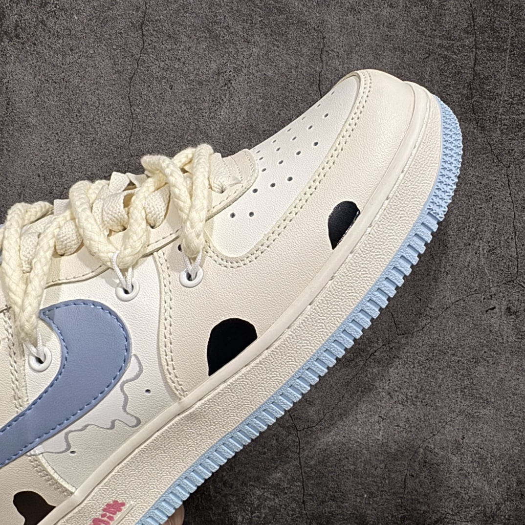 图片[6]-【公司级】Nk Air Force 1\’07 Low \”Milk Pig\” 牛奶猪猪 空军一号低帮休闲运动绑带休闲板鞋n#牛奶猪猪浑身雪白，就像刚刚挤出的牛奶一样纯净。它的耳朵总是俏皮地扑闪着，圆滚滚的身体跑起来一颠一颠的，小尾巴像个小螺旋桨，不停地打着圈儿 货号：BD7701-110 尺码：36 36.5 37.5 38 38.5 39 40 40.5 41 42 42.5 43 44 44.5 45 编码：HXS310320-莆田鞋批发中心