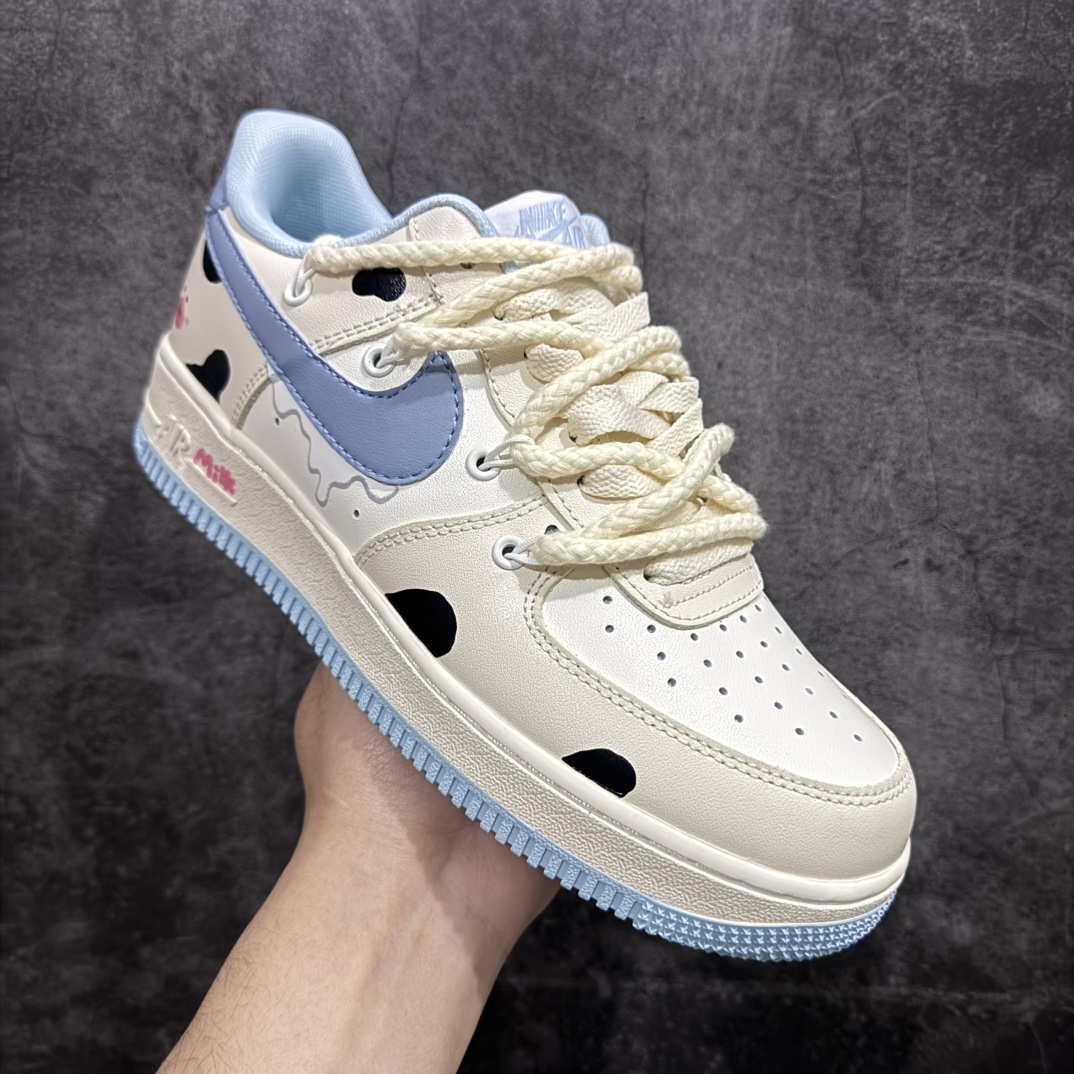 图片[3]-【公司级】Nk Air Force 1\’07 Low \”Milk Pig\” 牛奶猪猪 空军一号低帮休闲运动绑带休闲板鞋n#牛奶猪猪浑身雪白，就像刚刚挤出的牛奶一样纯净。它的耳朵总是俏皮地扑闪着，圆滚滚的身体跑起来一颠一颠的，小尾巴像个小螺旋桨，不停地打着圈儿 货号：BD7701-110 尺码：36 36.5 37.5 38 38.5 39 40 40.5 41 42 42.5 43 44 44.5 45 编码：HXS310320-莆田鞋批发中心