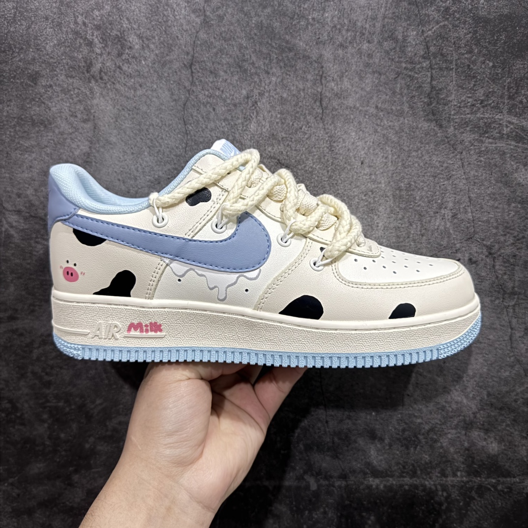 【公司级】Nk Air Force 1\’07 Low \”Milk Pig\” 牛奶猪猪 空军一号低帮休闲运动绑带休闲板鞋n#牛奶猪猪浑身雪白，就像刚刚挤出的牛奶一样纯净。它的耳朵总是俏皮地扑闪着，圆滚滚的身体跑起来一颠一颠的，小尾巴像个小螺旋桨，不停地打着圈儿 货号：BD7701-110 尺码：36 36.5 37.5 38 38.5 39 40 40.5 41 42 42.5 43 44 44.5 45 编码：HXS310320-莆田鞋批发中心