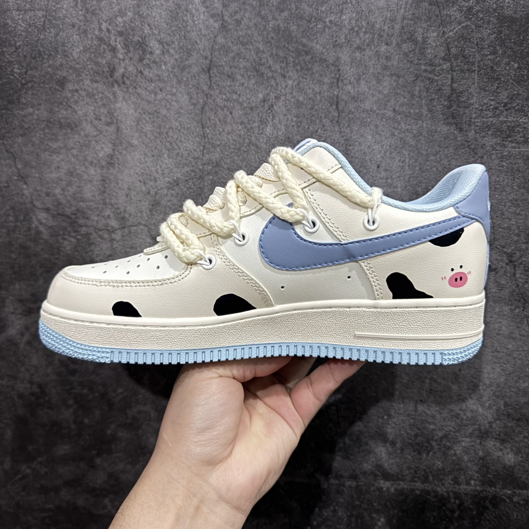 图片[2]-【公司级】Nk Air Force 1\’07 Low \”Milk Pig\” 牛奶猪猪 空军一号低帮休闲运动绑带休闲板鞋n#牛奶猪猪浑身雪白，就像刚刚挤出的牛奶一样纯净。它的耳朵总是俏皮地扑闪着，圆滚滚的身体跑起来一颠一颠的，小尾巴像个小螺旋桨，不停地打着圈儿 货号：BD7701-110 尺码：36 36.5 37.5 38 38.5 39 40 40.5 41 42 42.5 43 44 44.5 45 编码：HXS310320-莆田鞋批发中心