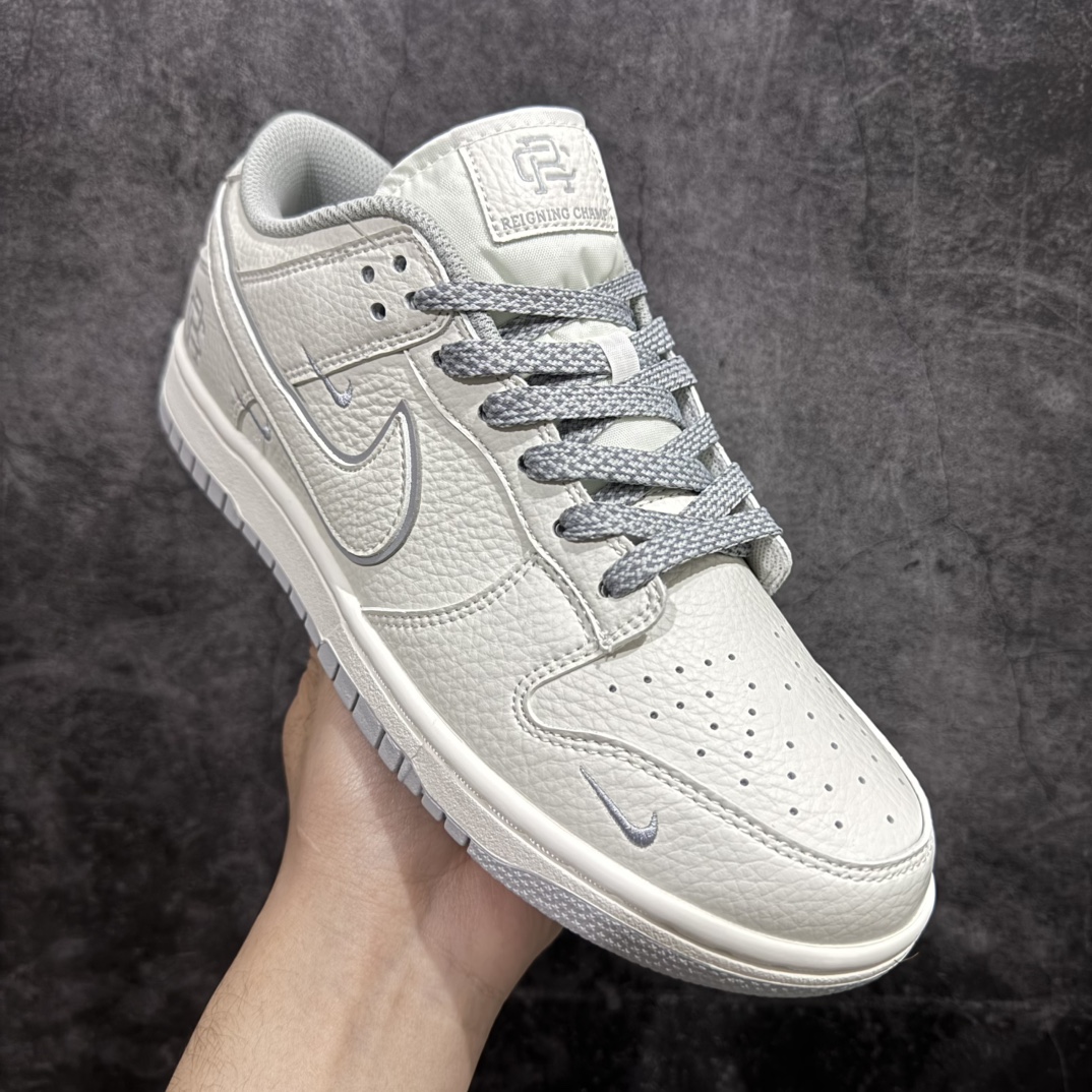 图片[3]-【定制版】Reigning Champ x Nk SB Dunk Low 联名三勾 米灰配色 低帮休闲运动滑板板鞋 RC3085-892rn#3M反光 大厂纯原品质出货 纯正版型 定制鞋盒 皮料切割干净无任何毛边 细节完美 超高清洁度r 尺码：36 36.5 37.5 38 38.5 39 40 40.5 41 42 42.5 43 44 44.5 45编码：HXS320340-莆田鞋批发中心