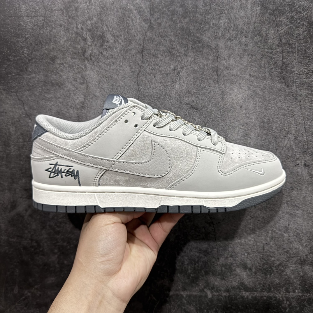 【定制版】Nike SB Dunk Low x Stussy 灰小钩n纯原大厂出品 极力推荐👏n原装头层材料 独家版型蒸餾加工n帶來的是更好的视觉和脚感体验n大厂纯原品质出货 清洁度 电绣工艺皮料切割干净无任何毛边 细节完美 官方货号：SF1029 403 尺码：36 36.5 37.5 38 38.5 39 40 40.5 41 42 42.5 43 44 44.5 45  编码：HXS320340-莆田鞋批发中心