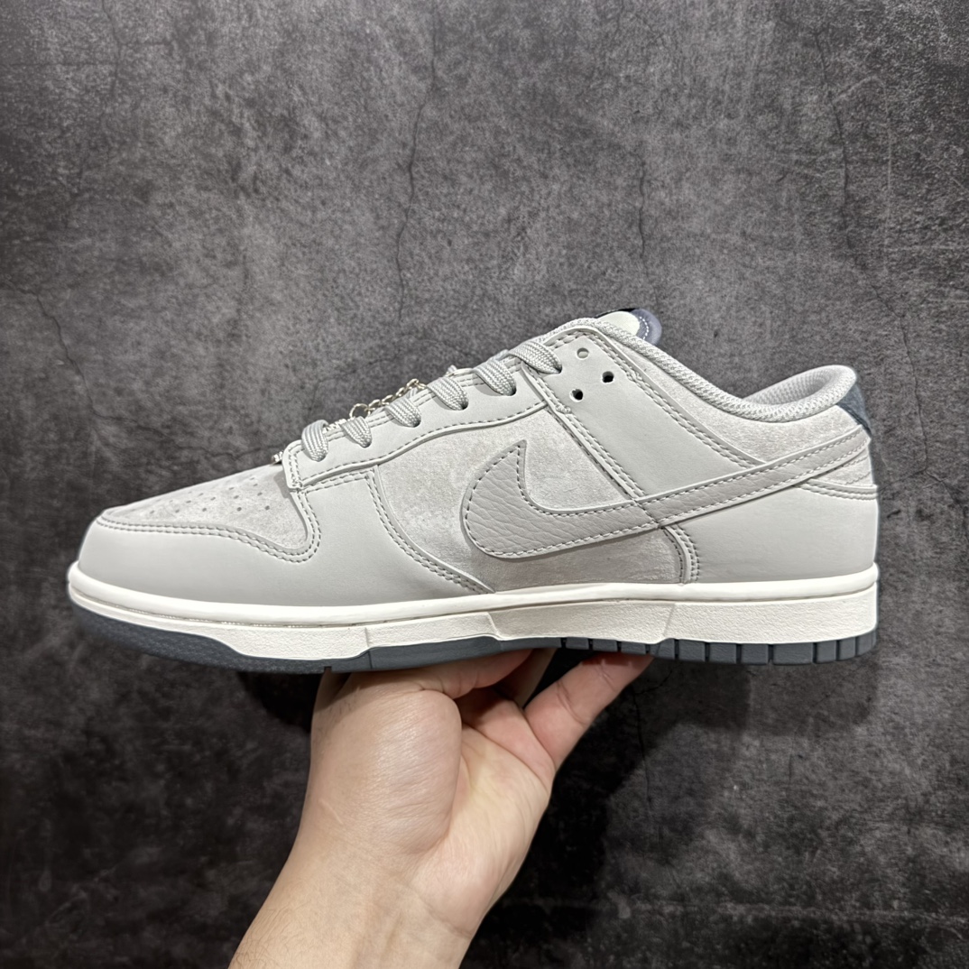 图片[2]-【定制版】Nike SB Dunk Low x Stussy 灰小钩n纯原大厂出品 极力推荐👏n原装头层材料 独家版型蒸餾加工n帶來的是更好的视觉和脚感体验n大厂纯原品质出货 清洁度 电绣工艺皮料切割干净无任何毛边 细节完美 官方货号：SF1029 403 尺码：36 36.5 37.5 38 38.5 39 40 40.5 41 42 42.5 43 44 44.5 45  编码：HXS320340-莆田鞋批发中心