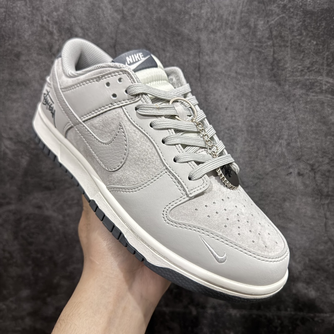 图片[3]-【定制版】Nike SB Dunk Low x Stussy 灰小钩n纯原大厂出品 极力推荐👏n原装头层材料 独家版型蒸餾加工n帶來的是更好的视觉和脚感体验n大厂纯原品质出货 清洁度 电绣工艺皮料切割干净无任何毛边 细节完美 官方货号：SF1029 403 尺码：36 36.5 37.5 38 38.5 39 40 40.5 41 42 42.5 43 44 44.5 45  编码：HXS320340-莆田鞋批发中心