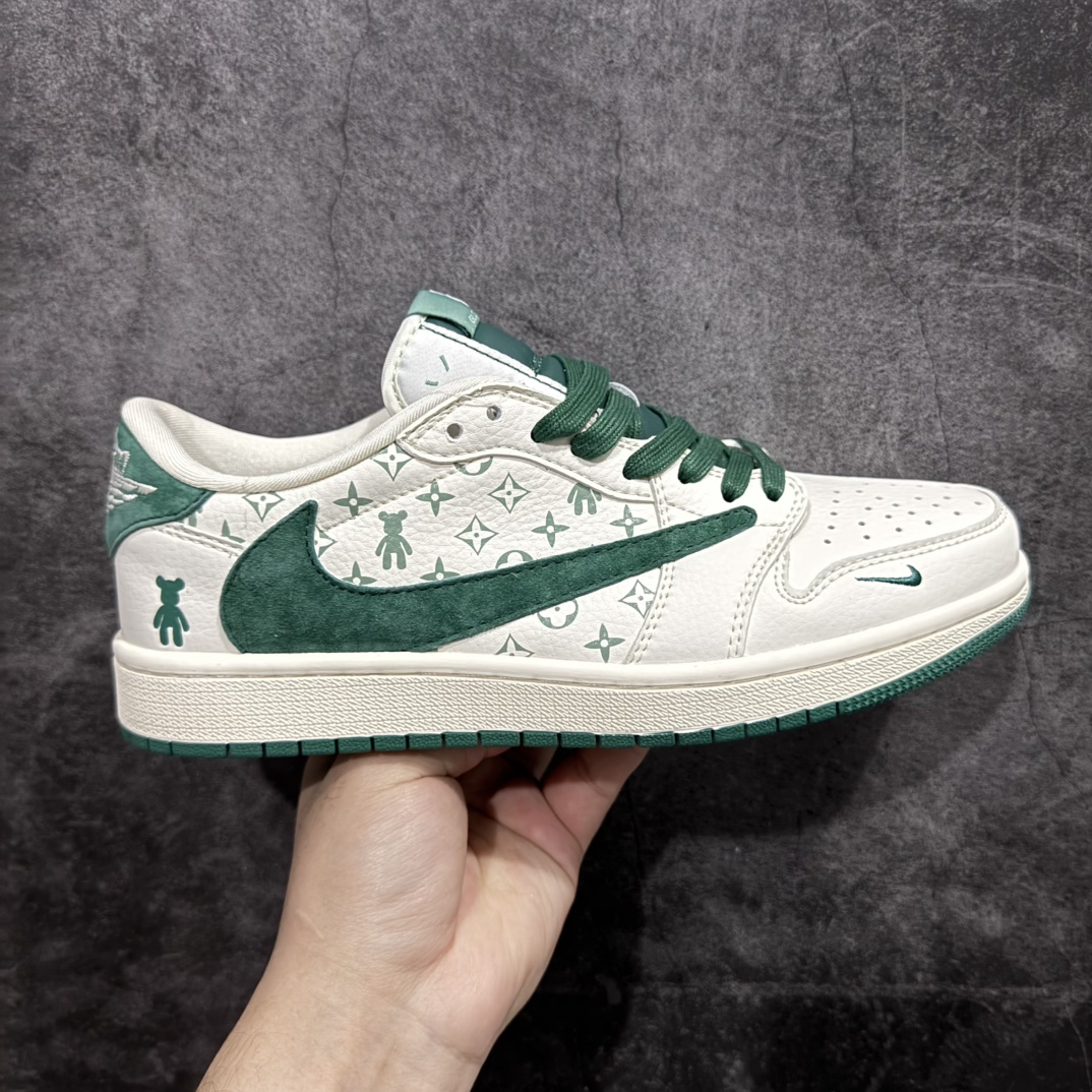 【定制版】海外爆款限量发售Travis Scott x Fragment Design x Jordan Air Jordan 1 Low OG SP  “暴力熊联名——绿印花”  多方联名合作融合了Travis Scott 独特的音乐风格，藤原浩个性的设计风格以及Jordan品牌的经典元素 使其成为一双具有独特身份和价值的鞋子 清新而立体的外观加上联名标识更突出了其独特身份 这种配色方案显示出活力和时尚感 在视觉上引人注目  鞋身的质感和细腻的细节处理使其显得高端而格调十足  这款“倒钩”联名是设计与创意完美结合  融合多方的个性风格是一款备受瞩目的潮流鞋款  低帮休闲板鞋 定制鞋盒 大厂纯原品质出货 超高清洁度 皮料切割干净无任何毛边 细节完美 货号:SJ2068-112n Size:36 36.5 37.5 38 38.5 39 40 40.5 41 42 42.5 43 44 44.5 45 编码：HXS320340-莆田鞋批发中心