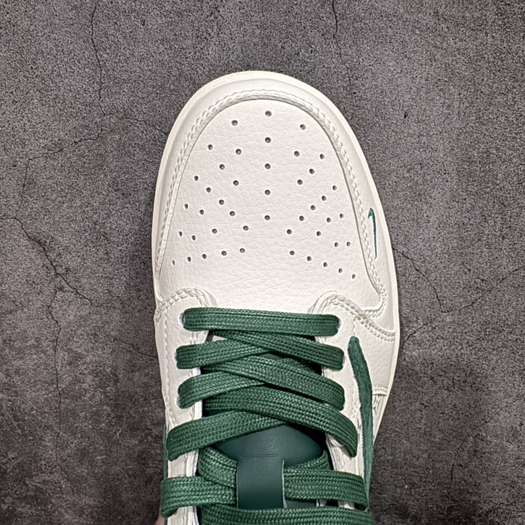 图片[5]-【定制版】海外爆款限量发售Travis Scott x Fragment Design x Jordan Air Jordan 1 Low OG SP  “暴力熊联名——绿印花”  多方联名合作融合了Travis Scott 独特的音乐风格，藤原浩个性的设计风格以及Jordan品牌的经典元素 使其成为一双具有独特身份和价值的鞋子 清新而立体的外观加上联名标识更突出了其独特身份 这种配色方案显示出活力和时尚感 在视觉上引人注目  鞋身的质感和细腻的细节处理使其显得高端而格调十足  这款“倒钩”联名是设计与创意完美结合  融合多方的个性风格是一款备受瞩目的潮流鞋款  低帮休闲板鞋 定制鞋盒 大厂纯原品质出货 超高清洁度 皮料切割干净无任何毛边 细节完美 货号:SJ2068-112n Size:36 36.5 37.5 38 38.5 39 40 40.5 41 42 42.5 43 44 44.5 45 编码：HXS320340-莆田鞋批发中心