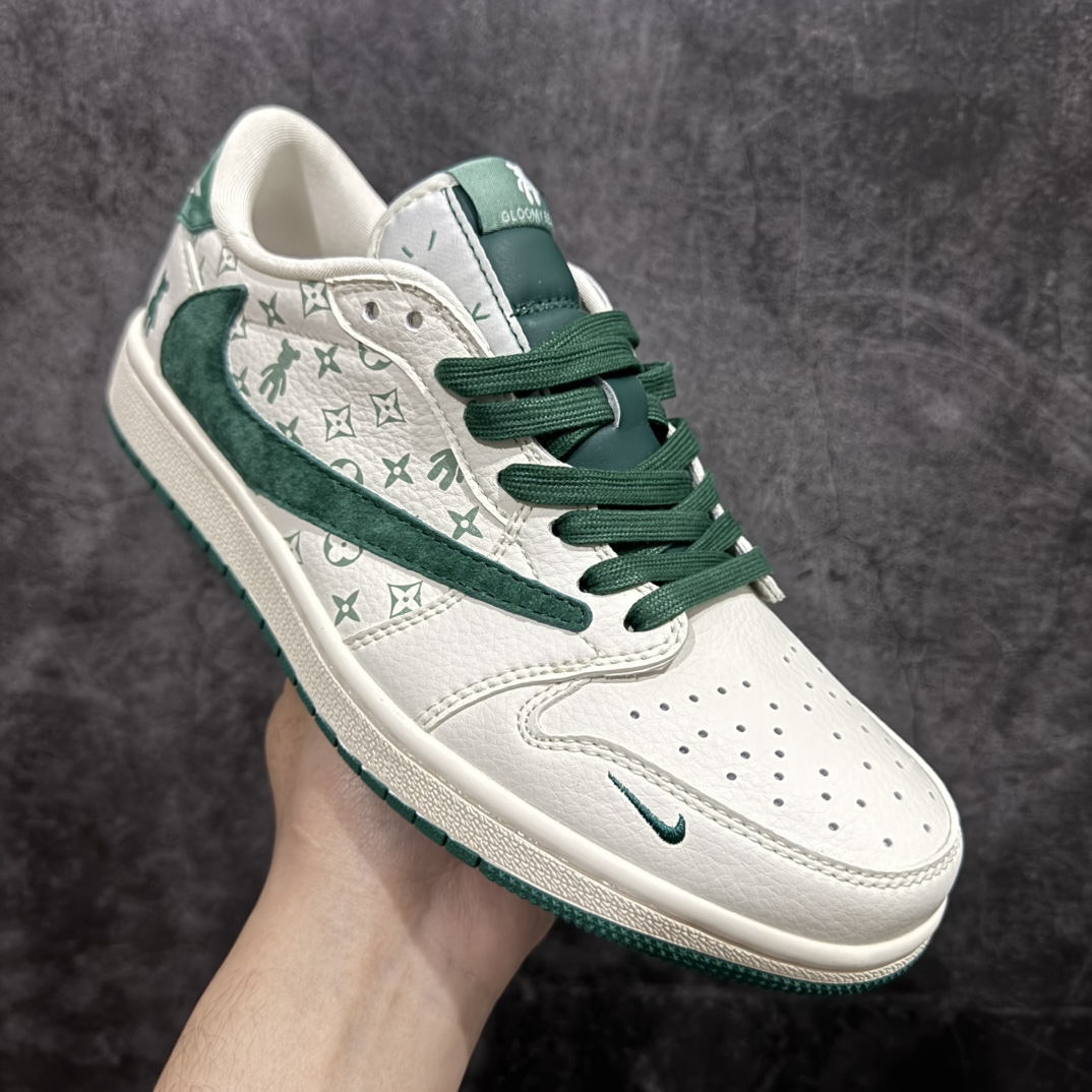 图片[3]-【定制版】海外爆款限量发售Travis Scott x Fragment Design x Jordan Air Jordan 1 Low OG SP  “暴力熊联名——绿印花”  多方联名合作融合了Travis Scott 独特的音乐风格，藤原浩个性的设计风格以及Jordan品牌的经典元素 使其成为一双具有独特身份和价值的鞋子 清新而立体的外观加上联名标识更突出了其独特身份 这种配色方案显示出活力和时尚感 在视觉上引人注目  鞋身的质感和细腻的细节处理使其显得高端而格调十足  这款“倒钩”联名是设计与创意完美结合  融合多方的个性风格是一款备受瞩目的潮流鞋款  低帮休闲板鞋 定制鞋盒 大厂纯原品质出货 超高清洁度 皮料切割干净无任何毛边 细节完美 货号:SJ2068-112n Size:36 36.5 37.5 38 38.5 39 40 40.5 41 42 42.5 43 44 44.5 45 编码：HXS320340-莆田鞋批发中心