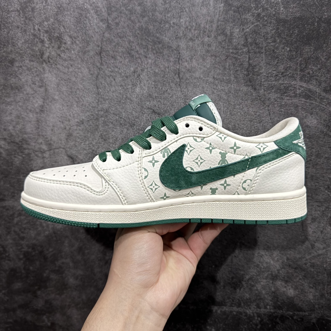 图片[2]-【定制版】海外爆款限量发售Travis Scott x Fragment Design x Jordan Air Jordan 1 Low OG SP  “暴力熊联名——绿印花”  多方联名合作融合了Travis Scott 独特的音乐风格，藤原浩个性的设计风格以及Jordan品牌的经典元素 使其成为一双具有独特身份和价值的鞋子 清新而立体的外观加上联名标识更突出了其独特身份 这种配色方案显示出活力和时尚感 在视觉上引人注目  鞋身的质感和细腻的细节处理使其显得高端而格调十足  这款“倒钩”联名是设计与创意完美结合  融合多方的个性风格是一款备受瞩目的潮流鞋款  低帮休闲板鞋 定制鞋盒 大厂纯原品质出货 超高清洁度 皮料切割干净无任何毛边 细节完美 货号:SJ2068-112n Size:36 36.5 37.5 38 38.5 39 40 40.5 41 42 42.5 43 44 44.5 45 编码：HXS320340-莆田鞋批发中心