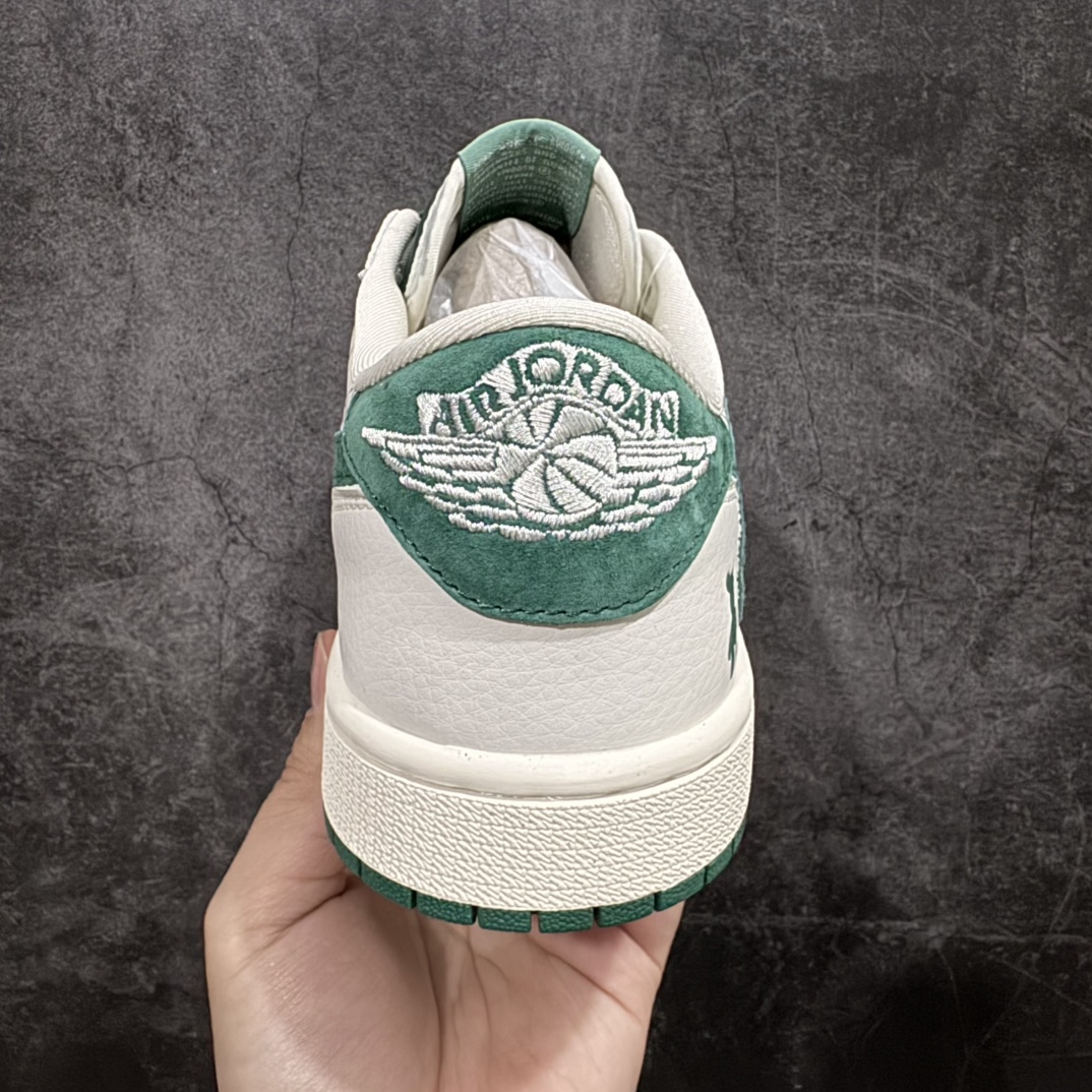 图片[4]-【定制版】海外爆款限量发售Travis Scott x Fragment Design x Jordan Air Jordan 1 Low OG SP  “暴力熊联名——绿印花”  多方联名合作融合了Travis Scott 独特的音乐风格，藤原浩个性的设计风格以及Jordan品牌的经典元素 使其成为一双具有独特身份和价值的鞋子 清新而立体的外观加上联名标识更突出了其独特身份 这种配色方案显示出活力和时尚感 在视觉上引人注目  鞋身的质感和细腻的细节处理使其显得高端而格调十足  这款“倒钩”联名是设计与创意完美结合  融合多方的个性风格是一款备受瞩目的潮流鞋款  低帮休闲板鞋 定制鞋盒 大厂纯原品质出货 超高清洁度 皮料切割干净无任何毛边 细节完美 货号:SJ2068-112n Size:36 36.5 37.5 38 38.5 39 40 40.5 41 42 42.5 43 44 44.5 45 编码：HXS320340-莆田鞋批发中心