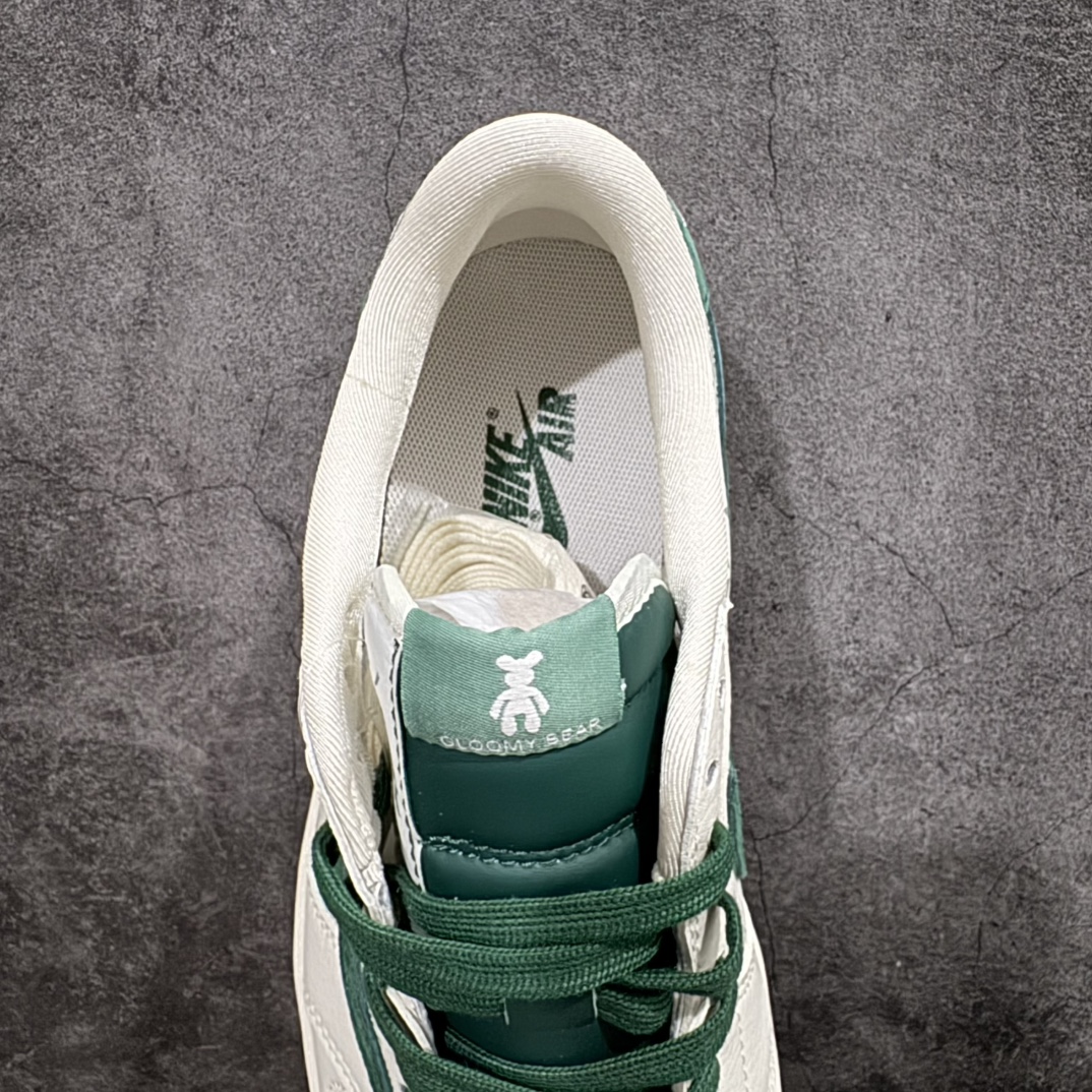 图片[8]-【定制版】海外爆款限量发售Travis Scott x Fragment Design x Jordan Air Jordan 1 Low OG SP  “暴力熊联名——绿印花”  多方联名合作融合了Travis Scott 独特的音乐风格，藤原浩个性的设计风格以及Jordan品牌的经典元素 使其成为一双具有独特身份和价值的鞋子 清新而立体的外观加上联名标识更突出了其独特身份 这种配色方案显示出活力和时尚感 在视觉上引人注目  鞋身的质感和细腻的细节处理使其显得高端而格调十足  这款“倒钩”联名是设计与创意完美结合  融合多方的个性风格是一款备受瞩目的潮流鞋款  低帮休闲板鞋 定制鞋盒 大厂纯原品质出货 超高清洁度 皮料切割干净无任何毛边 细节完美 货号:SJ2068-112n Size:36 36.5 37.5 38 38.5 39 40 40.5 41 42 42.5 43 44 44.5 45 编码：HXS320340-莆田鞋批发中心