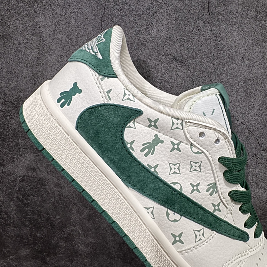 图片[7]-【定制版】海外爆款限量发售Travis Scott x Fragment Design x Jordan Air Jordan 1 Low OG SP  “暴力熊联名——绿印花”  多方联名合作融合了Travis Scott 独特的音乐风格，藤原浩个性的设计风格以及Jordan品牌的经典元素 使其成为一双具有独特身份和价值的鞋子 清新而立体的外观加上联名标识更突出了其独特身份 这种配色方案显示出活力和时尚感 在视觉上引人注目  鞋身的质感和细腻的细节处理使其显得高端而格调十足  这款“倒钩”联名是设计与创意完美结合  融合多方的个性风格是一款备受瞩目的潮流鞋款  低帮休闲板鞋 定制鞋盒 大厂纯原品质出货 超高清洁度 皮料切割干净无任何毛边 细节完美 货号:SJ2068-112n Size:36 36.5 37.5 38 38.5 39 40 40.5 41 42 42.5 43 44 44.5 45 编码：HXS320340-莆田鞋批发中心