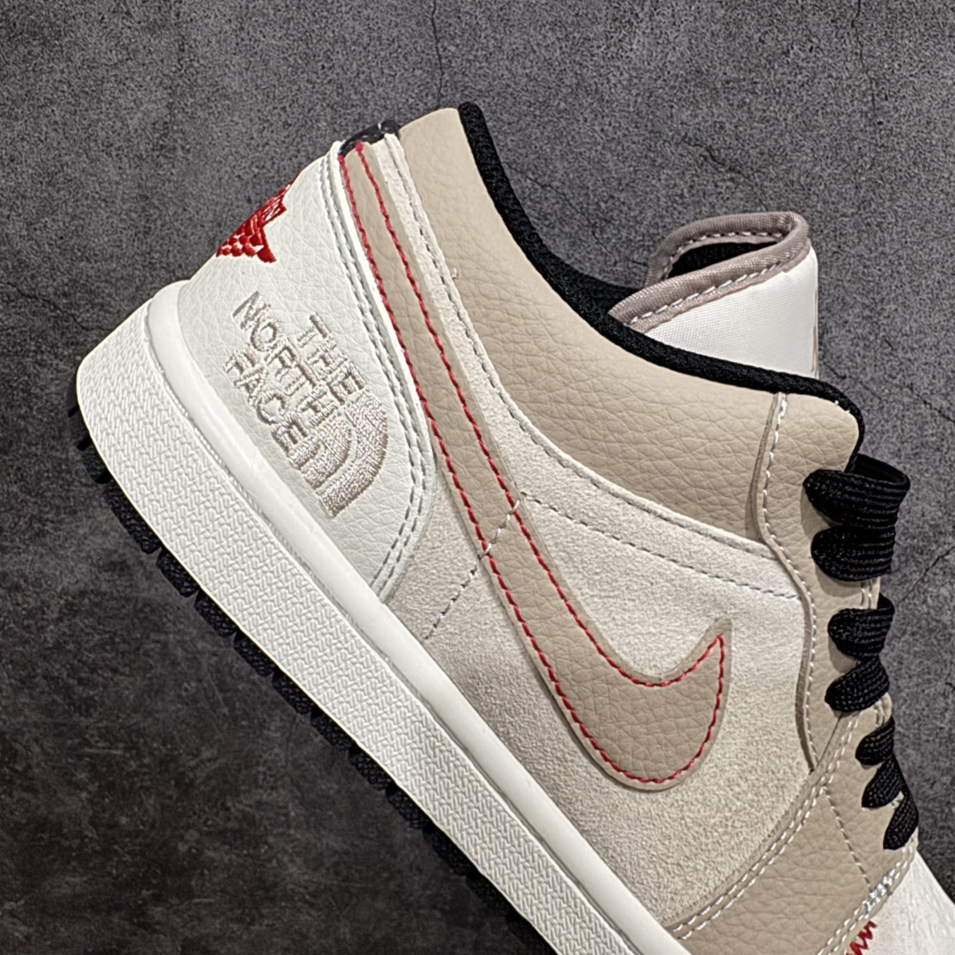 图片[7]-【定制版】Air Jordan 1 Low AJ1 乔1 北面联名-露褐 高端定制 低帮复古篮球鞋 DC2024-033rn#定制鞋盒 大厂纯原品质出货 超高清洁度 皮料切割干净无任何毛边 细节完美 r 尺码：36 36.5 37.5 38 38.5 39 40 40.5 41 42 42.5 43 44 44.5 45  编码：HXS340360-莆田鞋批发中心