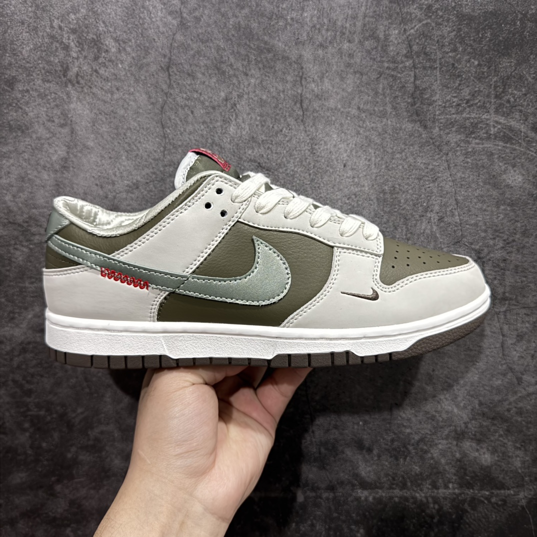 【Top纯原】Nk Dunk Low \”Year of the Snake\” 蛇年春节限定 低帮休闲板鞋 HV5980-231rn#款鞋将蛇的灵动与泥土色系相结合，来庆祝 2025 年中国新年。设计上，这款球鞋结合各种丰富的纹理和色调。橄榄绿滚磨皮革，搭配铁石磨砂材质的覆盖层，营造出丰富的层次感。r 尺码：40 40.5 41 42 42.5 43 44 44.5 45 46 47.5  编码：TO370390-莆田鞋批发中心