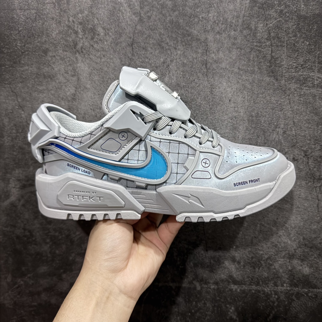 【渠道纯原版】RTFKT Studios x NK Dunk Genesis Low 扣篮元宇宙系列经典低帮休闲运动滑板板鞋 灰蓝 HF0438-001重金开发 百万磨具加持 原盒原配金属配件侧拉抽屉盒 虚拟数字时尚单位市场1:1顶级还原首发出货历时开发保6个月 匠心出品原厂定制鞋盒、私模电池、卡片、鞋带n顶级配置 官方高热新品 外贸爆款单品n注意:配件丢失工厂扣30🙈n区别市场通货版本！n区别①大底：GX原厂版为组合底 市场通货为一体底n区别②配件：GX版所有配件为私模 电池、卡片、盒子、全部1:1n区别③鞋带：GX版配件鞋带为定制带齿轮注意区别 配色陆续做齐 真正懂货需要顶级高品质的来 比质不比价！nnRTFKT Studios 在 2021 年被 Nike 收购后，人气可谓迅速攀升，现在堪称元宇宙领域的顶流。并且与包括村上隆在内的多个艺术家联名，推出了超多联名配色，就连 Nike 创始人菲尔·奈特都亲自尝试体验。近期，RTFKT Studios 与 Nike 再次推出了全新配色鞋款，并且将在潮流集会 ComplexCon 上独家登场。第一双以浅灰色为主调，依旧保留了 RTFKT 经典的科幻属性，虽然配色简单，但却依然吸睛。当然，按照官方拆解来看，鞋舌上的鞋带扣可以进行拆卸，使鞋款更为简约。值得一提的是，中底还搭载着 Air Zoom 气垫，提供优秀的脚感表现。另一双则以黑色、紫色组成，对比上一双而言会更加酷炫，同时也更具未来感。鞋面从细节图上看，貌似是使用了类似 PVC 质感的皮革面料，质感表现不必担心。 尺码：36-47.5 编码：PQ440460-莆田鞋批发中心