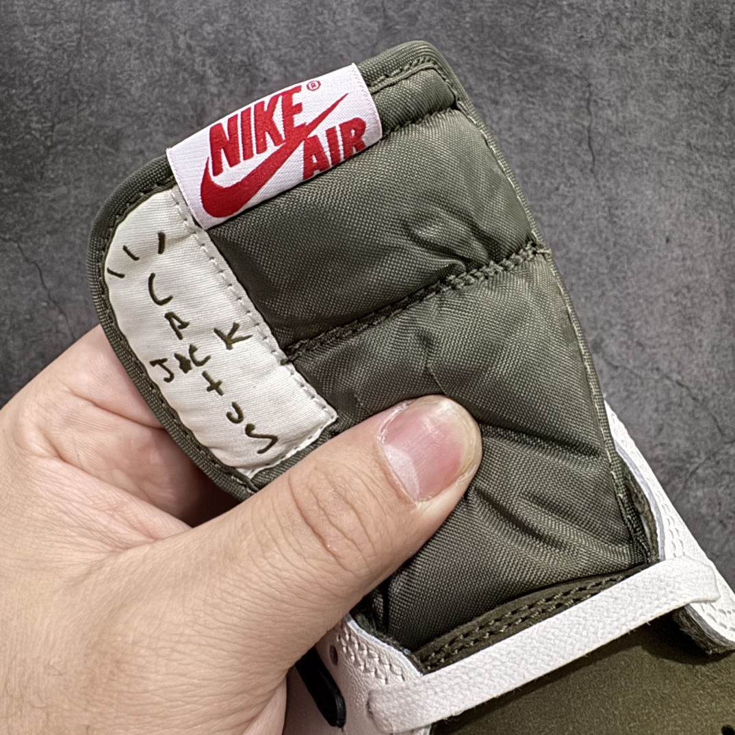 图片[5]-【全新巅峰DF2.0版】Air Jordan 1 x Travis ScottnAJ1 x TS联名白棕倒钩  DM7866-200nnn全新批次出货 巅峰品质 天花板级别n细节改进版 实拍所见即所得 自行揣摩n此版在各大纯原阵营中 绝对是Top级别的存在‼️n实物过于完美 高端零售主推版本 关键价格也不杀猪💪🏻nn纯原第一梯队版本 细节均没毛病 品质自观实拍👇🏻n所有皮料均来自原厂 所有细节均多次校对n针车效果同步原鞋 刺绣拉到原厂定做n原楦原纸板开发 后跟弧度收口自然不对折极致一眼正品既视感 进口玻璃冲刀皮料裁剪零毛边承诺百分百一致原鞋 鞋面清洁度最高 QC检验标准 控制溢胶 鞋盒、防尘纸 配件鞋带 均采购来自原厂n 尺码：36-47.5 编码：AM370400-莆田鞋批发中心