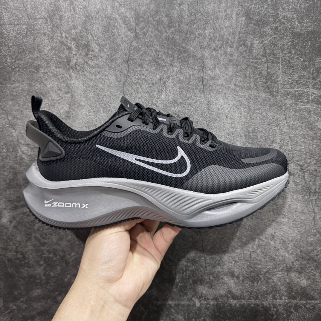 【公司级】NIKE ZOOM PLUS 全新跑鞋n采用密度更高的材料n而且去除了前一代中操作的支撑 撑条设计n兼顾迅疾外观和稳固脚感n后跟覆面和中足动态支撑巧妙融合n缔造稳定顺畅的迈步体验 官方货号：CK4318 118 尺码：40 41 42 43 44 45 编码：CC260280-莆田鞋批发中心