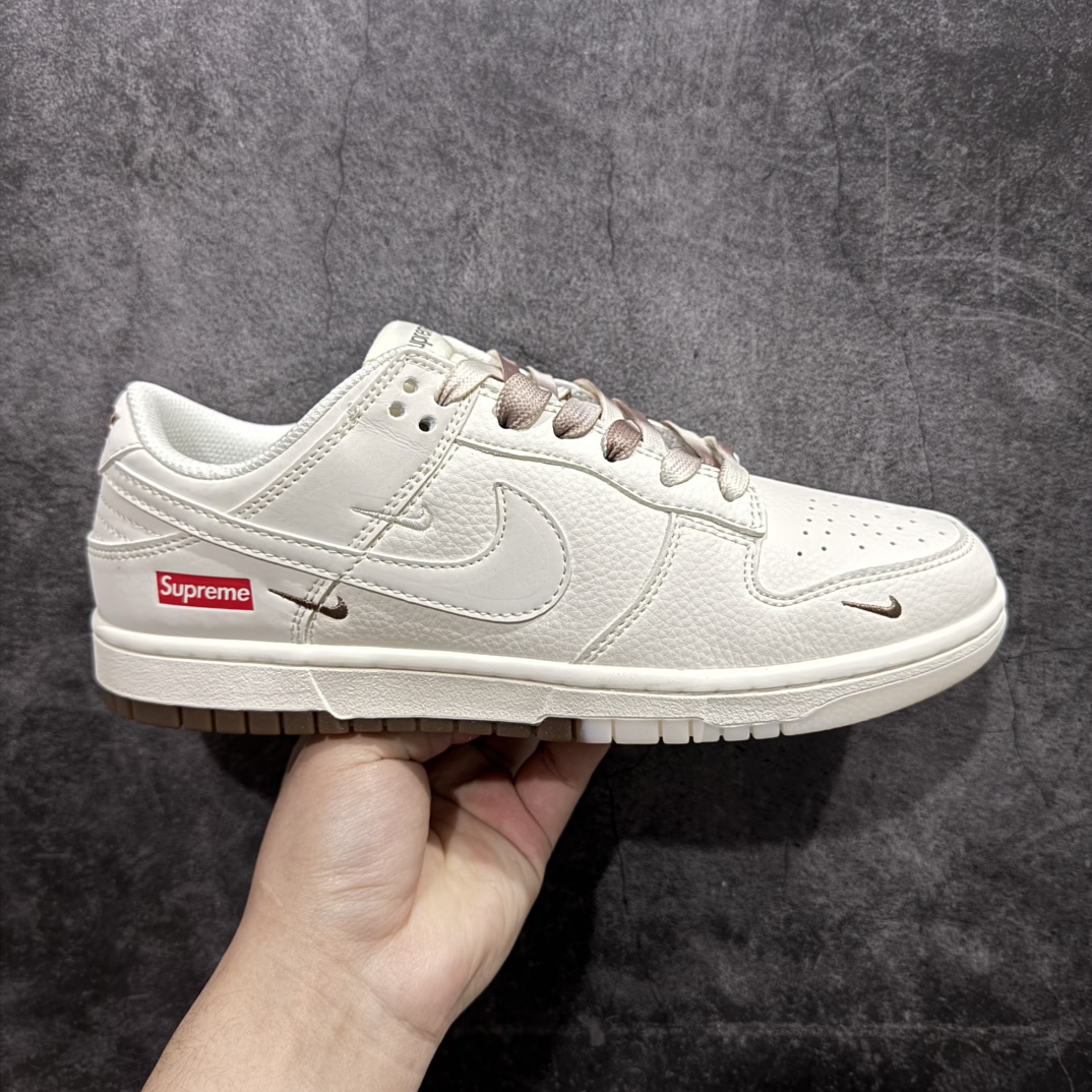 【定制版】Nk SB Dunk Low Supreme联名-白棕双拼小勾 周年高端定制 低帮休闲板鞋 BB8675-113rn#定制鞋盒 大厂纯原品质出货 超高清洁度 皮料切割干净无任何毛边 细节完美 r 尺码：36 36.5 37.5 38 38.5 39 40 40.5 41 42 42.5 43 44 44.5 45  编码：HXS320340-莆田鞋批发中心