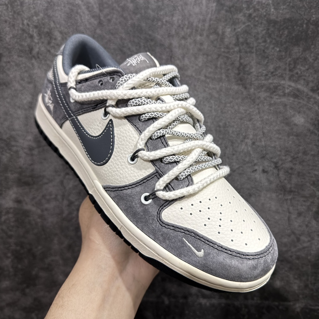 图片[3]-【定制版】Nk SB Dunk Low 斯图西联名-绑带米黄灰勾 周年高端定制 低帮休闲板鞋 YX5066-206rn#定制鞋盒 大厂纯原品质出货 超高清洁度 皮料切割干净无任何毛边 细节完美r 尺码：36 36.5 37.5 38 38.5 39 40 40.5 41 42 42.5 43 44 44.5 45  编码：HXS340360-莆田鞋批发中心