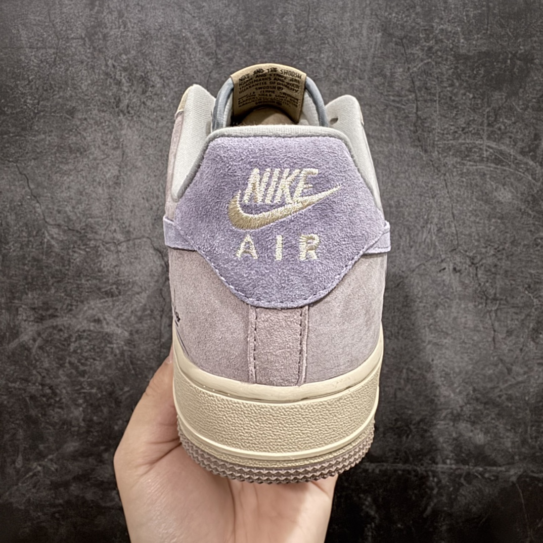 图片[4]-【定制版】Nk Air Force 1\’07 Low \”Purple Taro Demon\” 紫芋恶魔 空军一号定制低帮秋冬休闲板鞋 ZB2121-301rn#紫芋恶魔，并非是传统意义上有着狰狞面容和巨大獠牙的怪物。它最初只是森林中一株极为罕见的紫芋，生长在一处终年不见阳光的幽闭山谷里，吸收着日月精华与大地的灵气，渐渐产生了灵智r 尺码：36 36.5 37.5 38 38.5 39 40 40.5 41 42 42.5 43 44 44.5 45  编码：HXS310320-莆田鞋批发中心