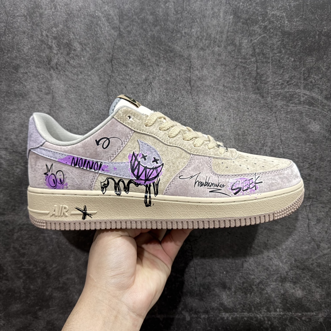 【定制版】Nk Air Force 1\’07 Low \”Purple Taro Demon\” 紫芋恶魔 空军一号定制低帮秋冬休闲板鞋 ZB2121-301rn#紫芋恶魔，并非是传统意义上有着狰狞面容和巨大獠牙的怪物。它最初只是森林中一株极为罕见的紫芋，生长在一处终年不见阳光的幽闭山谷里，吸收着日月精华与大地的灵气，渐渐产生了灵智r 尺码：36 36.5 37.5 38 38.5 39 40 40.5 41 42 42.5 43 44 44.5 45  编码：HXS310320-莆田鞋批发中心