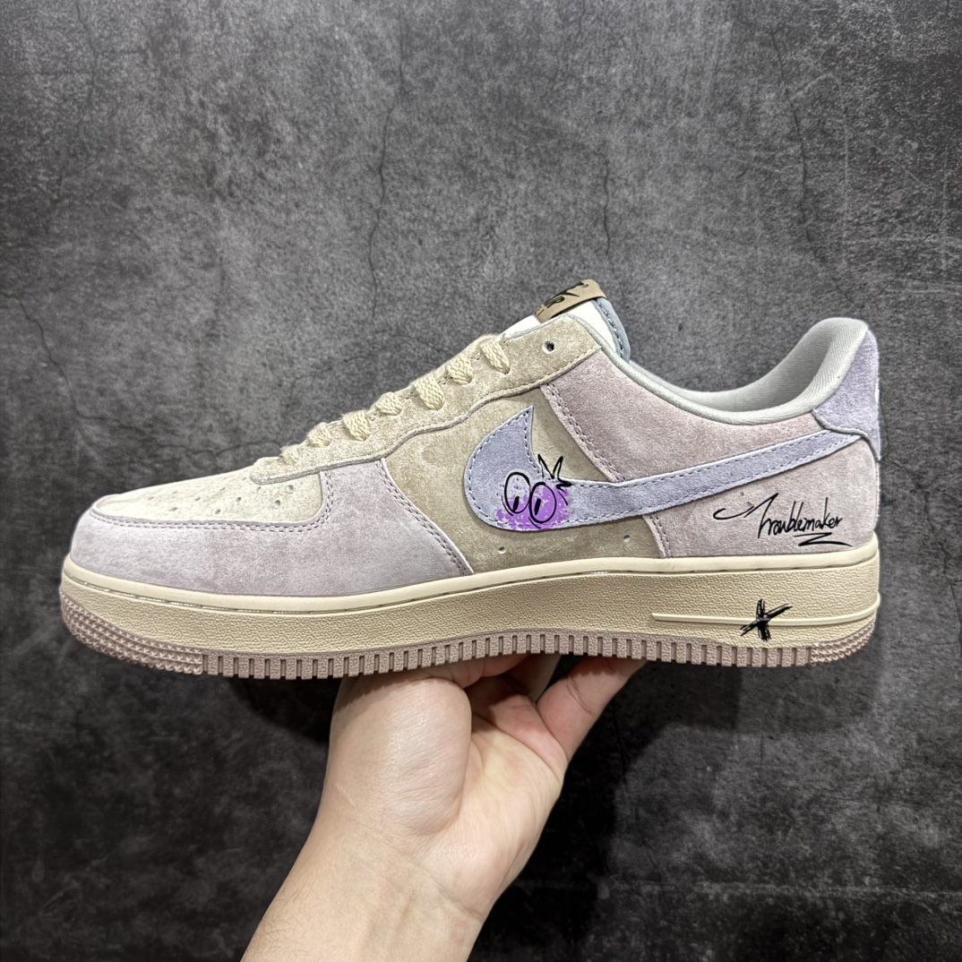 图片[2]-【定制版】Nk Air Force 1\’07 Low \”Purple Taro Demon\” 紫芋恶魔 空军一号定制低帮秋冬休闲板鞋 ZB2121-301rn#紫芋恶魔，并非是传统意义上有着狰狞面容和巨大獠牙的怪物。它最初只是森林中一株极为罕见的紫芋，生长在一处终年不见阳光的幽闭山谷里，吸收着日月精华与大地的灵气，渐渐产生了灵智r 尺码：36 36.5 37.5 38 38.5 39 40 40.5 41 42 42.5 43 44 44.5 45  编码：HXS310320-莆田鞋批发中心