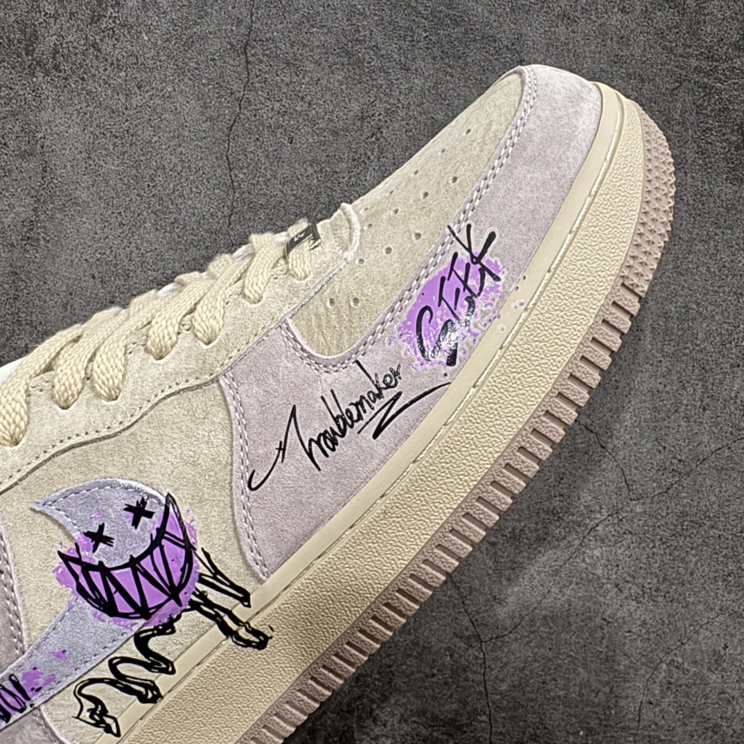 图片[6]-【定制版】Nk Air Force 1\’07 Low \”Purple Taro Demon\” 紫芋恶魔 空军一号定制低帮秋冬休闲板鞋 ZB2121-301rn#紫芋恶魔，并非是传统意义上有着狰狞面容和巨大獠牙的怪物。它最初只是森林中一株极为罕见的紫芋，生长在一处终年不见阳光的幽闭山谷里，吸收着日月精华与大地的灵气，渐渐产生了灵智r 尺码：36 36.5 37.5 38 38.5 39 40 40.5 41 42 42.5 43 44 44.5 45  编码：HXS310320-莆田鞋批发中心