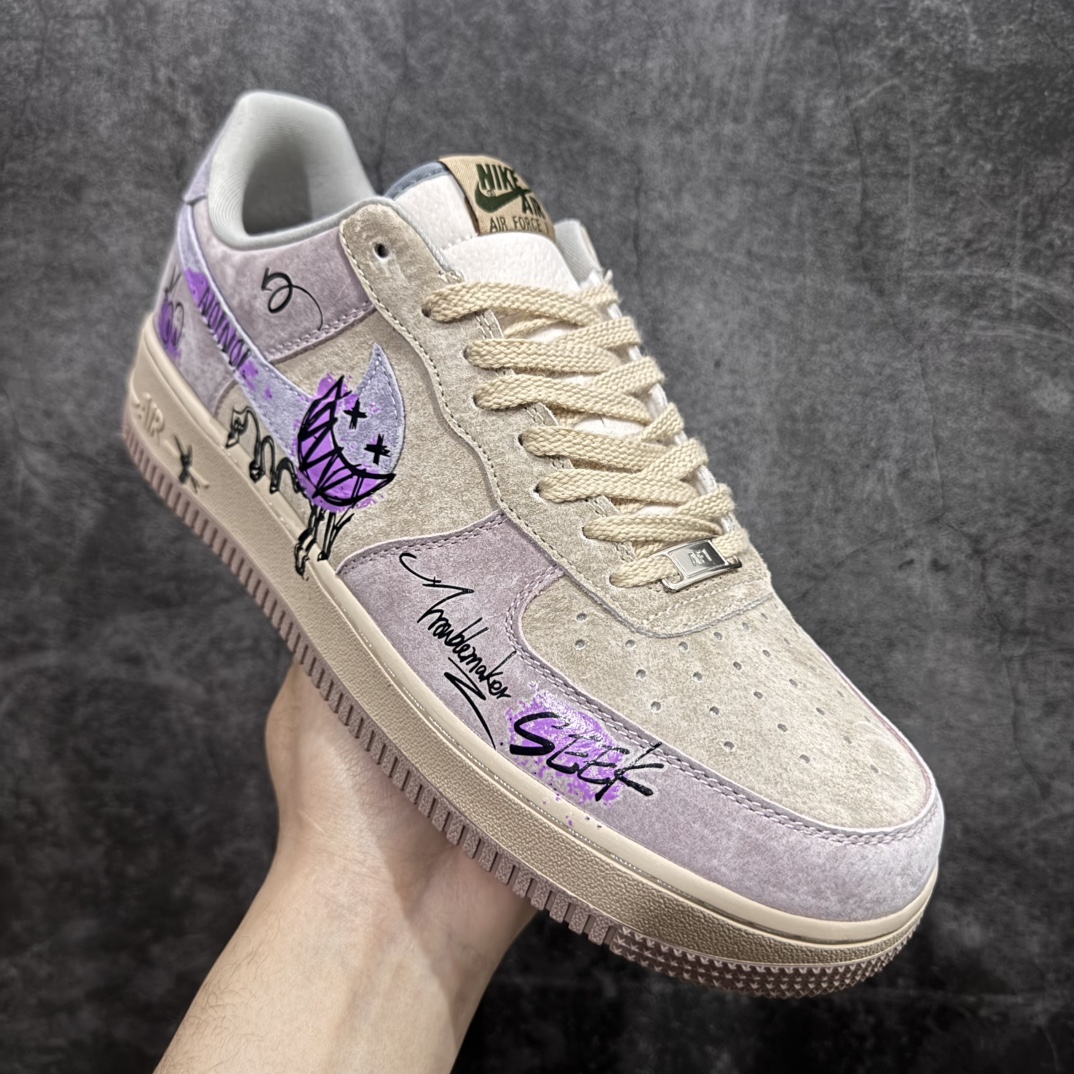 图片[3]-【定制版】Nk Air Force 1\’07 Low \”Purple Taro Demon\” 紫芋恶魔 空军一号定制低帮秋冬休闲板鞋 ZB2121-301rn#紫芋恶魔，并非是传统意义上有着狰狞面容和巨大獠牙的怪物。它最初只是森林中一株极为罕见的紫芋，生长在一处终年不见阳光的幽闭山谷里，吸收着日月精华与大地的灵气，渐渐产生了灵智r 尺码：36 36.5 37.5 38 38.5 39 40 40.5 41 42 42.5 43 44 44.5 45  编码：HXS310320-莆田鞋批发中心