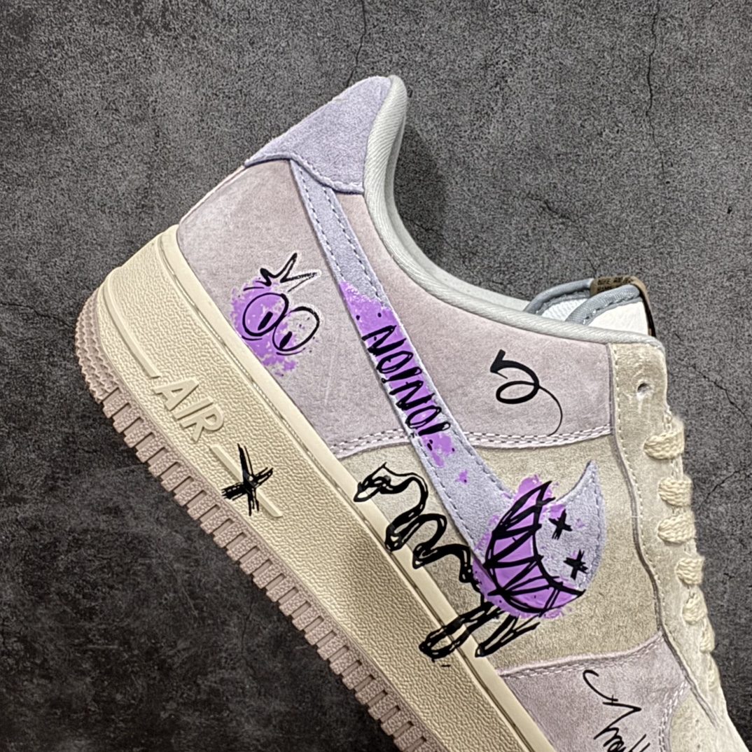 图片[7]-【定制版】Nk Air Force 1\’07 Low \”Purple Taro Demon\” 紫芋恶魔 空军一号定制低帮秋冬休闲板鞋 ZB2121-301rn#紫芋恶魔，并非是传统意义上有着狰狞面容和巨大獠牙的怪物。它最初只是森林中一株极为罕见的紫芋，生长在一处终年不见阳光的幽闭山谷里，吸收着日月精华与大地的灵气，渐渐产生了灵智r 尺码：36 36.5 37.5 38 38.5 39 40 40.5 41 42 42.5 43 44 44.5 45  编码：HXS310320-莆田鞋批发中心