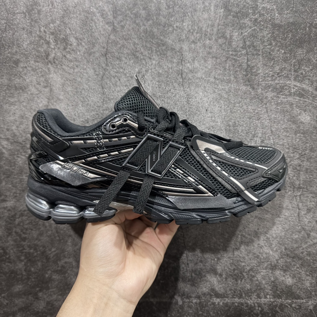 【纯原M版】NB New Balance M1906AF 联名黑色全套原楦原纸板原厂数据开发 进口三明治网面 原装进口皮料正确绒感卡色 正确中底拉帮中底网布细节 原厂标裁 带紫光防伪 定制后跟透明水晶模块 冲裁组合 大底贴合程度胶水上色把控完美 整洁度挑战全网艺术家 多道序QC把关品质完善 匠心打造 耗时两个月开发完成 工艺极其复杂难度可想而知 新开独立私模大底 全网唯一正确六层组合大底 高端零售专供产物Size：36 37 37.5 38 38.5 39 40 40.5 41 42 42.5 43 44 45.5 46.5 47 编码：HXS310320-莆田鞋批发中心